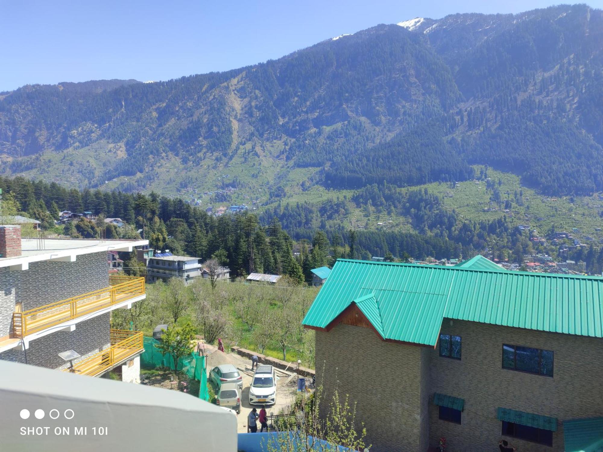Krishana A Pure Veg !!!300 M From Hadimba Temple!!!balcony Rooms!!!veg Restaurant!!!couple Friendly!!!family Cottage!!! 2* Manali (Himachal Pradesh)