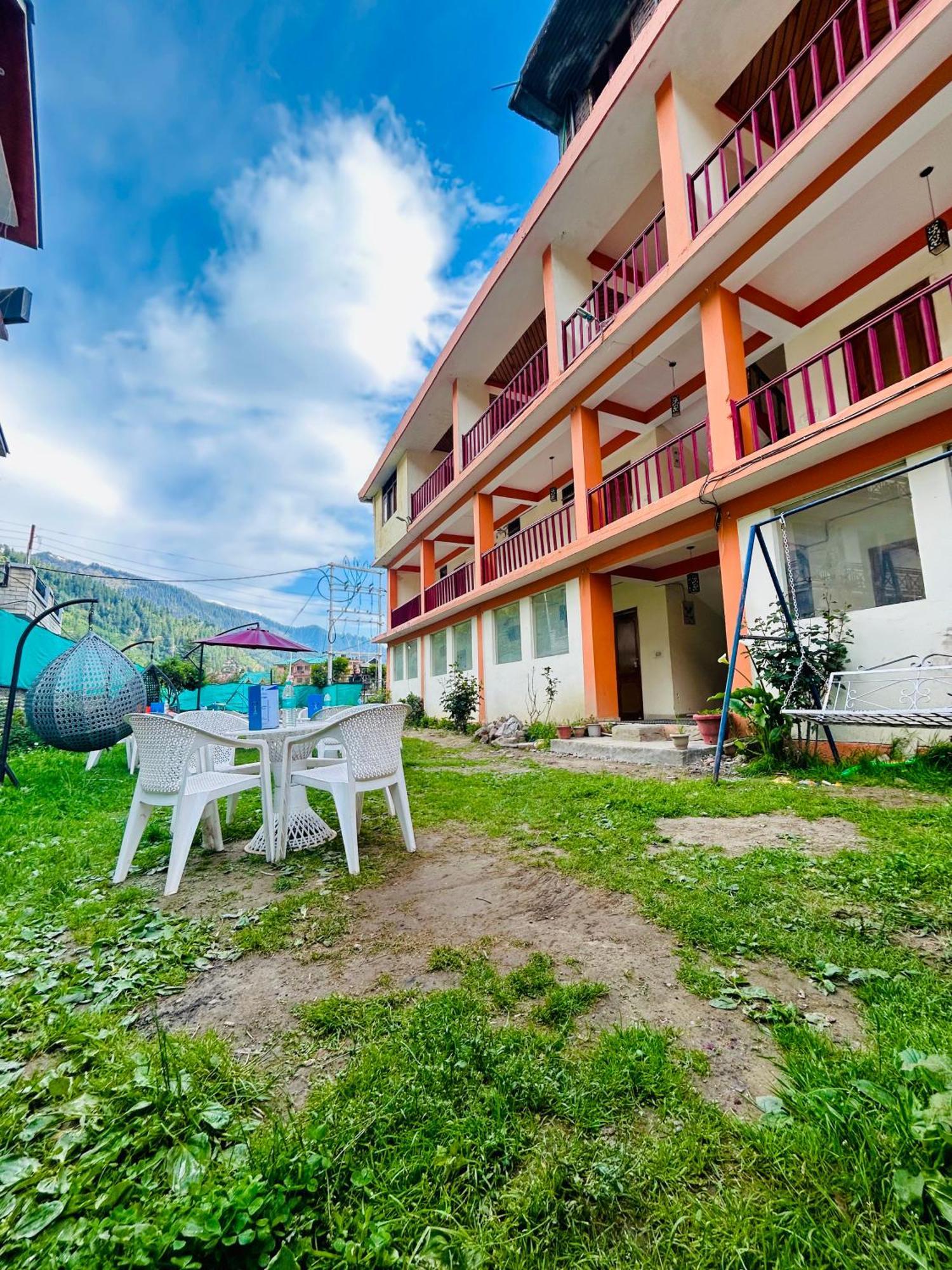 Great Hamta Hills - A Family On Main Highway 4*