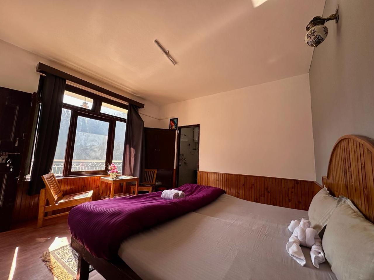 Beholden And Cafe - Old Hotel Manali (Himachal Pradesh)