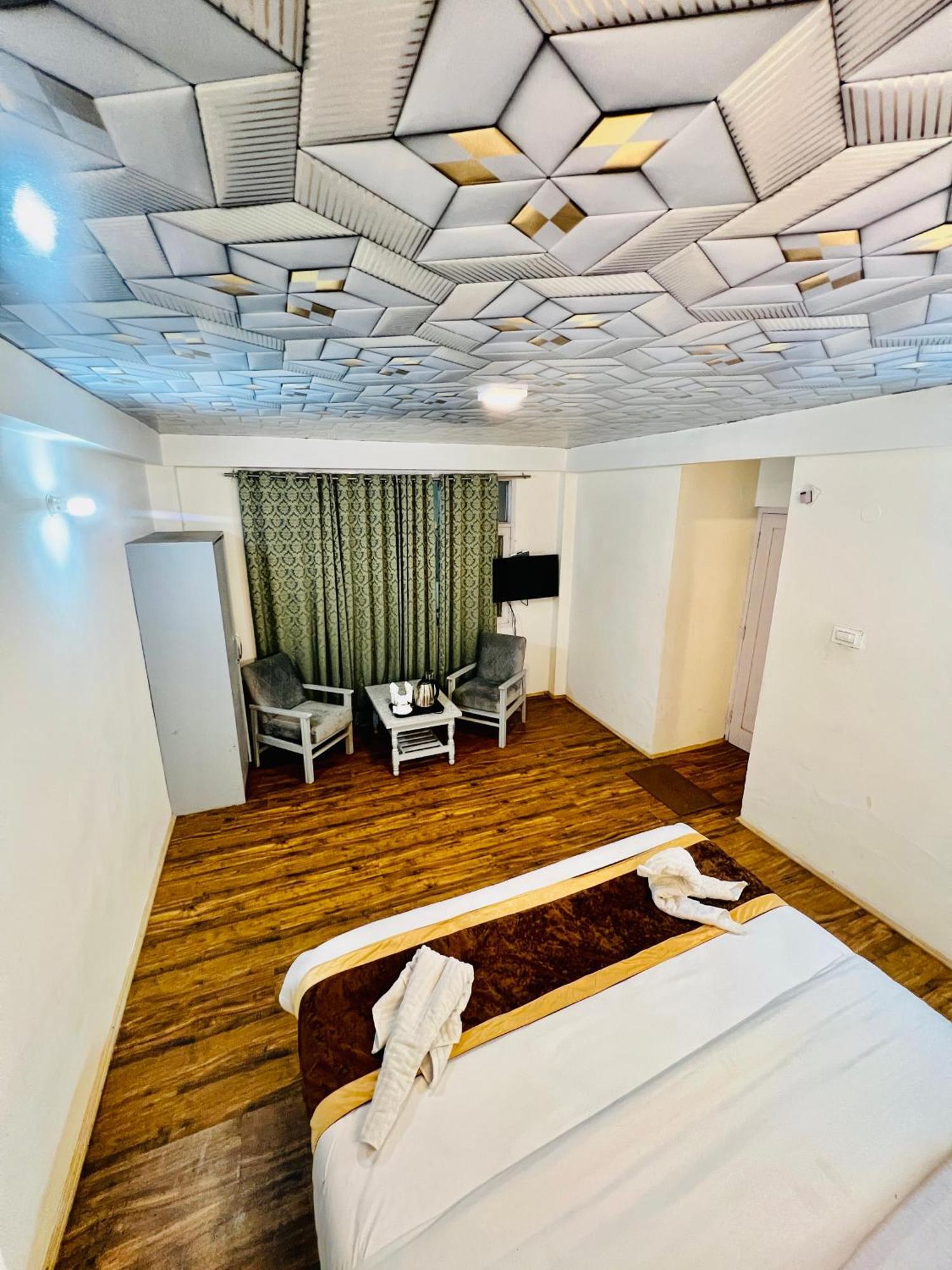 Hotel X By -#mountain View #river View #near Volvo Bus Stand # Link Way 3*