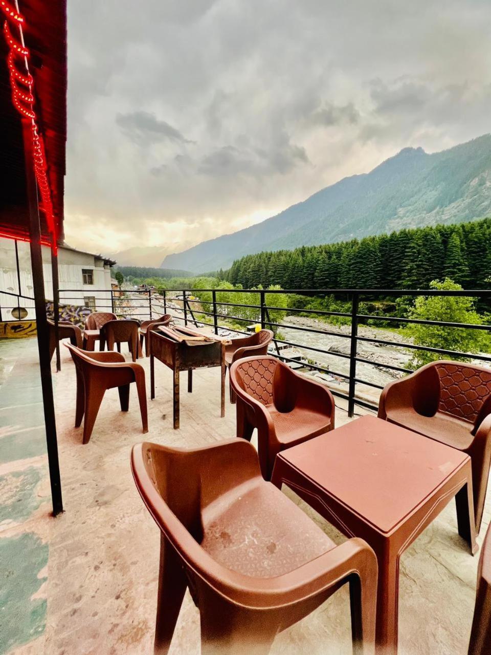 X By -#mountain View #river View #near Volvo Bus Stand # Link Way Manali (Himachal Pradesh)