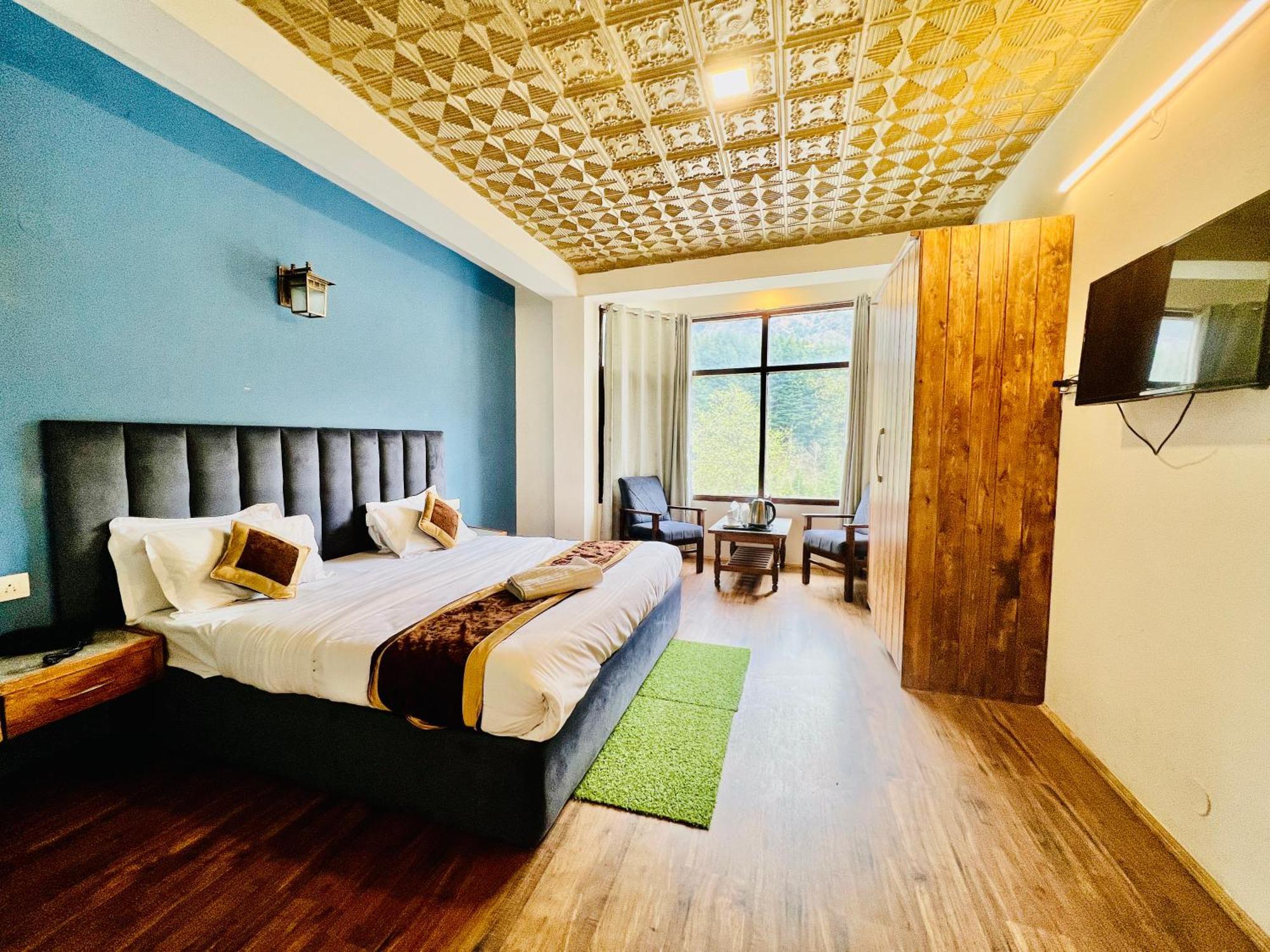 Hotel X By -#mountain View #river View #near Volvo Bus Stand # Link Way Manali (Himachal Pradesh)