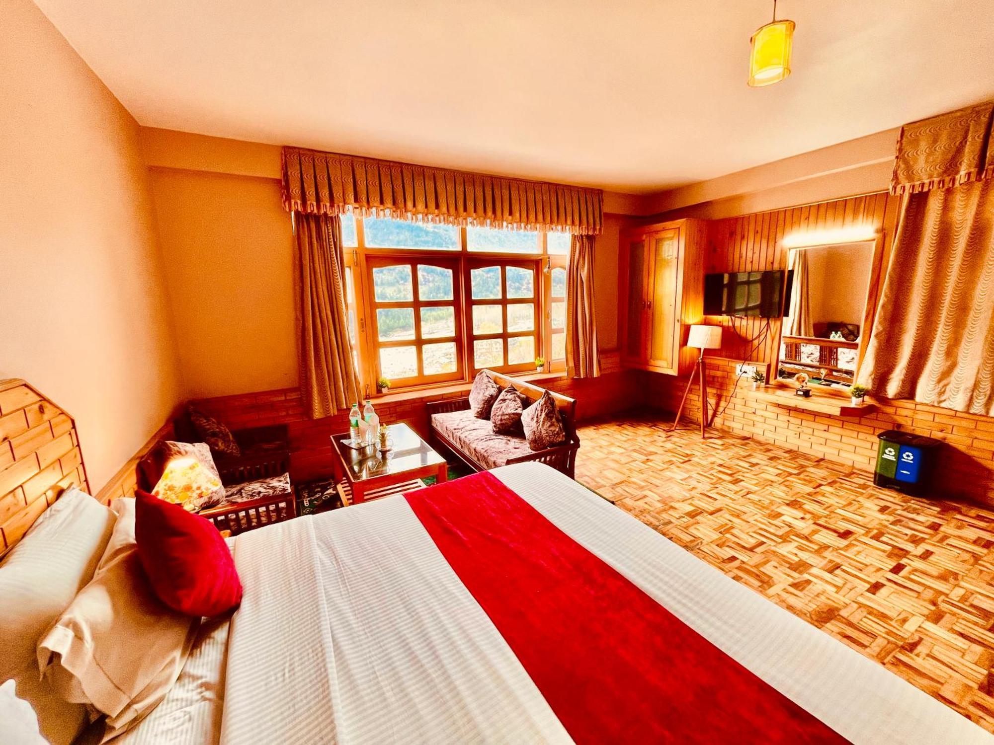 Hollywood - Scenic River & Mountain View With Premium Near Mall Road Manali (Himachal Pradesh)