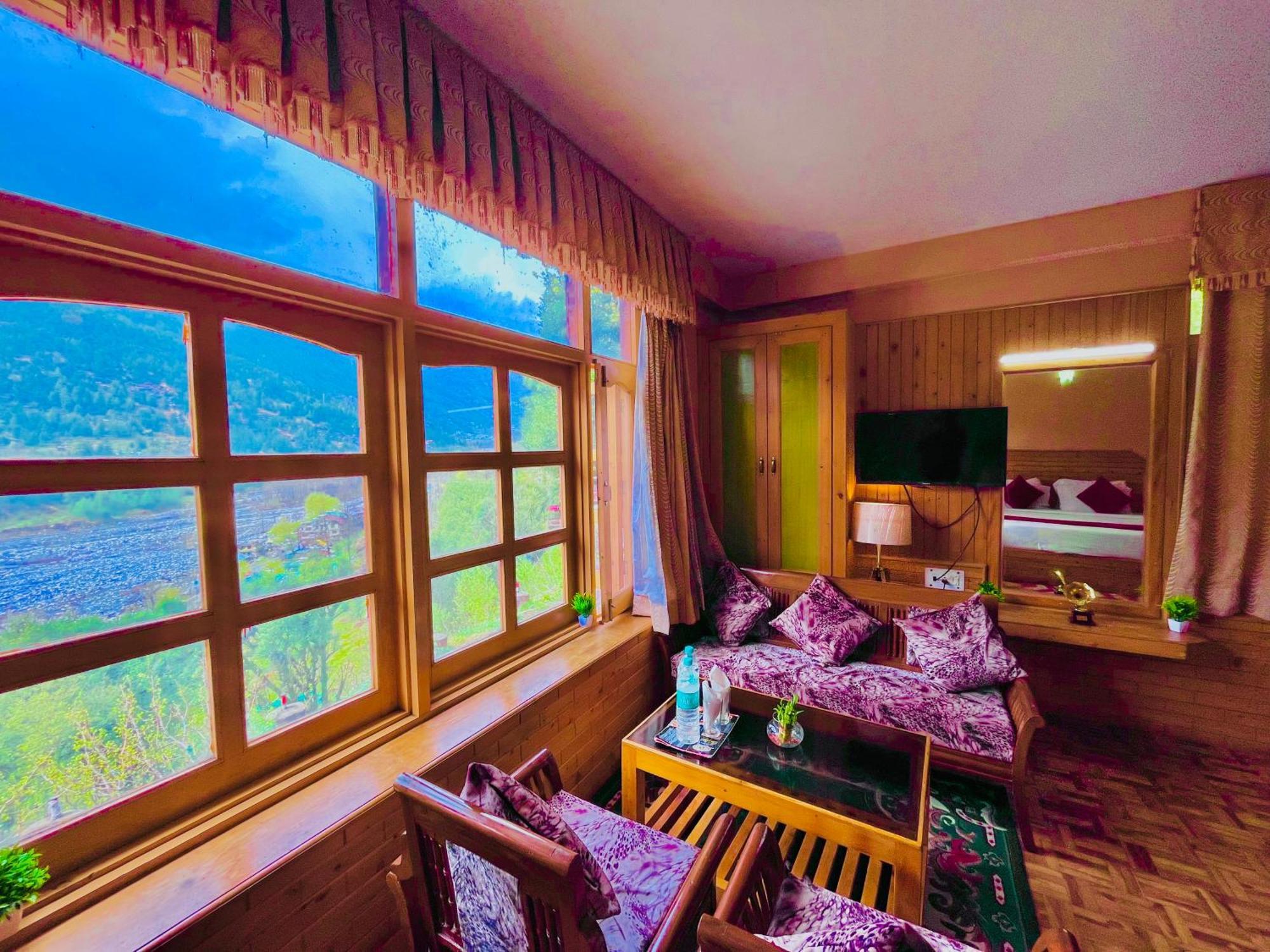 Hotel Hollywood - Scenic River & Mountain View With Premium Near Mall Road 4*