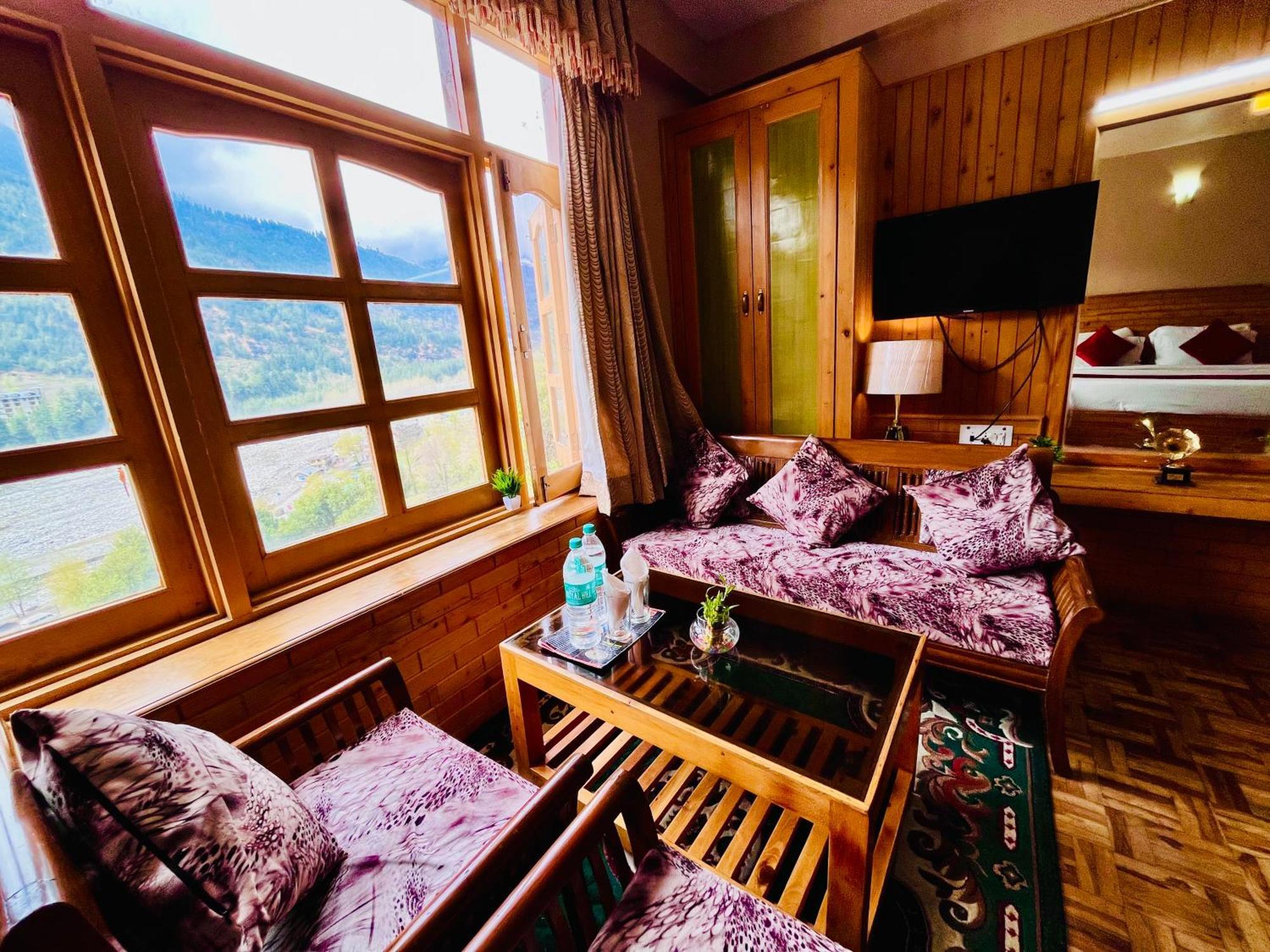 Hotel Hollywood - Scenic River & Mountain View With Premium Near Mall Road Manali (Himachal Pradesh)