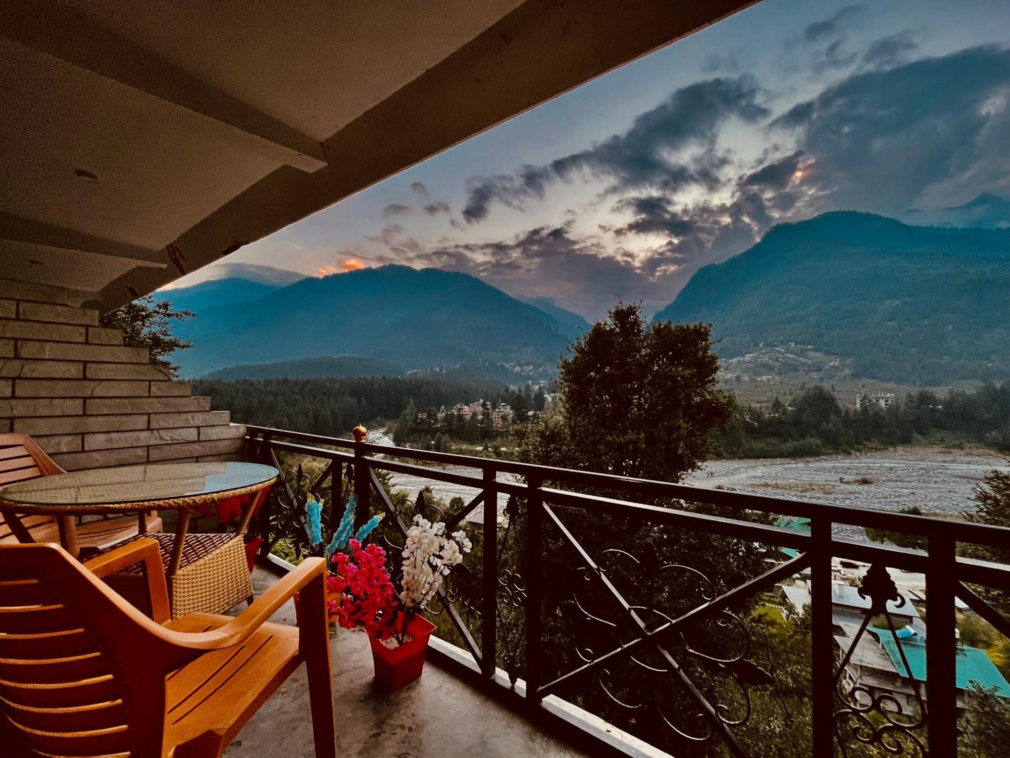 Hollywood - Scenic River & Mountain View With Premium Near Mall Road Hotel 4*