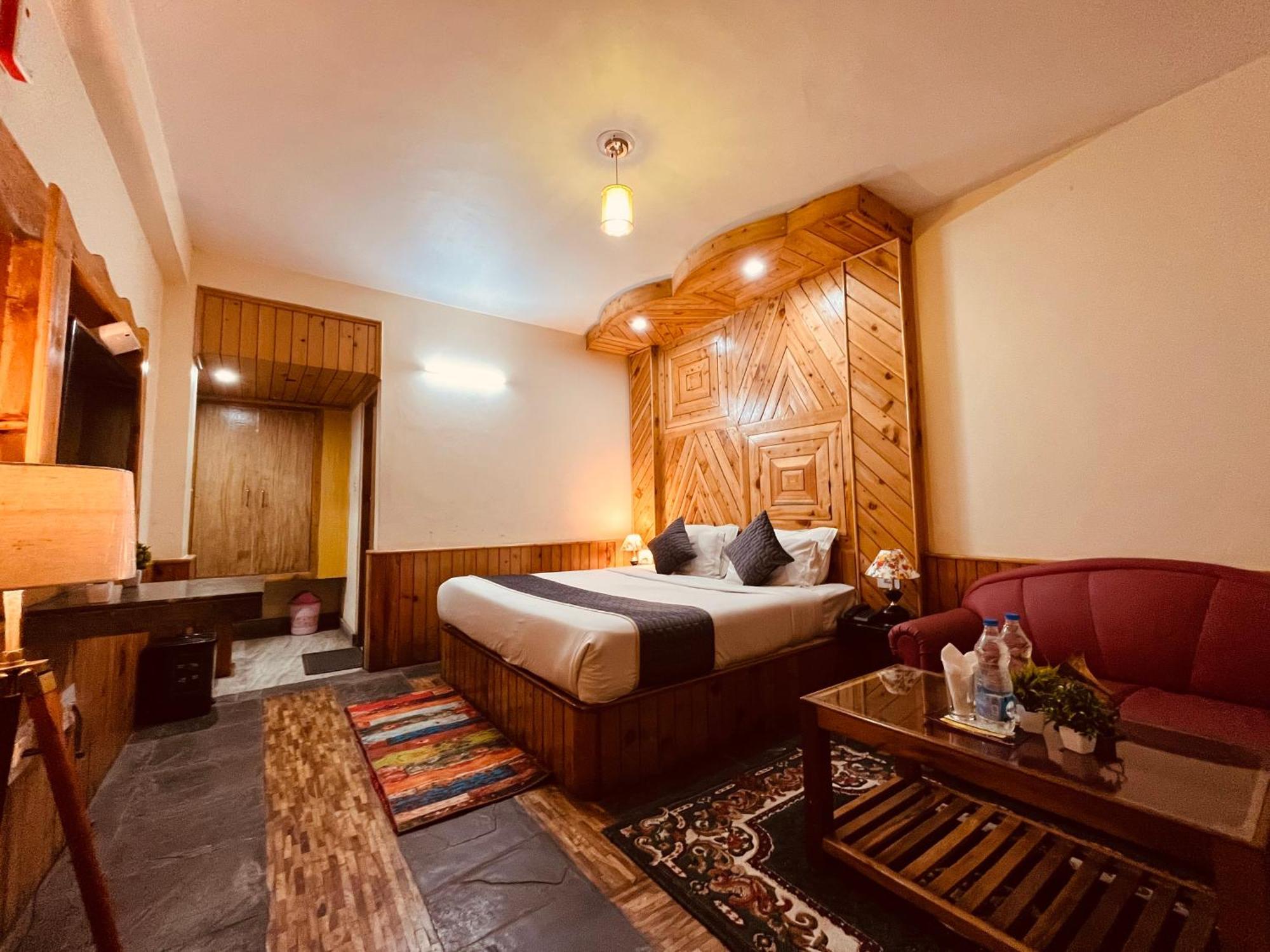 Hollywood - Scenic River & Mountain View With Premium Near Mall Road