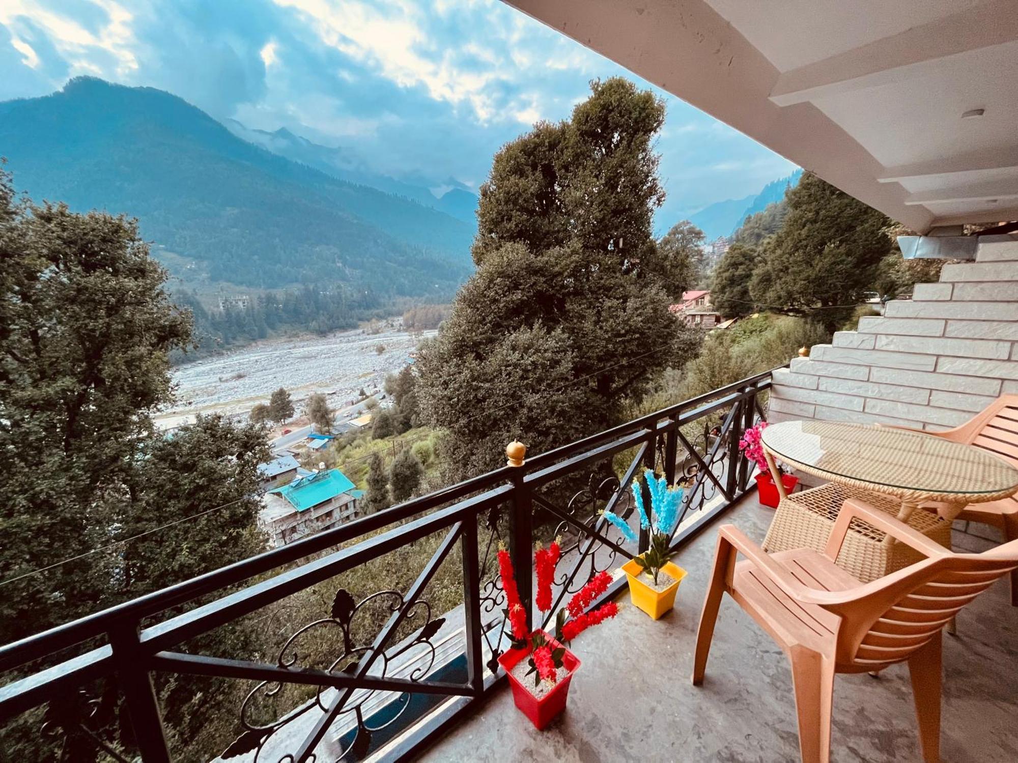 Hollywood - Scenic River & Mountain View With Premium Near Mall Road Hotel