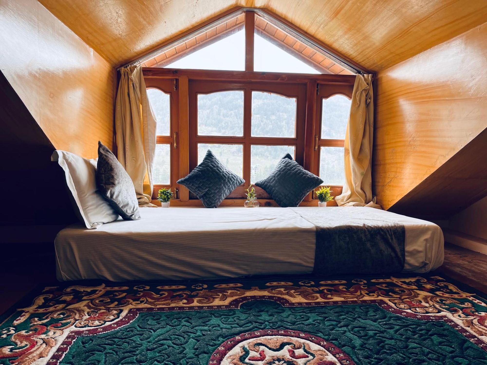 Hollywood - Scenic River & Mountain View With Premium Near Mall Road Hotel Manali (Himachal Pradesh)