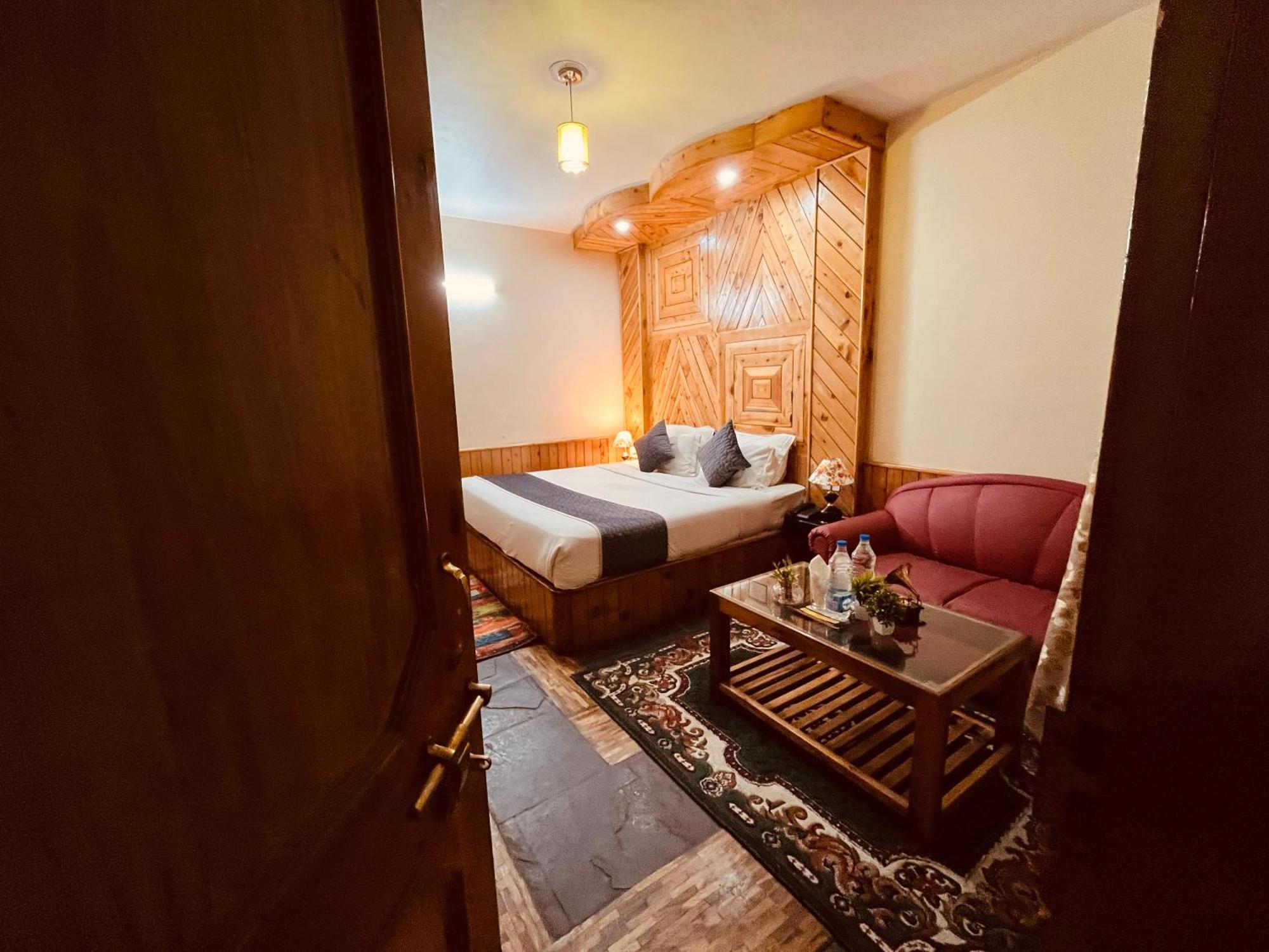 Hotel Hollywood - Scenic River & Mountain View With Premium Near Mall Road Manali (Himachal Pradesh)