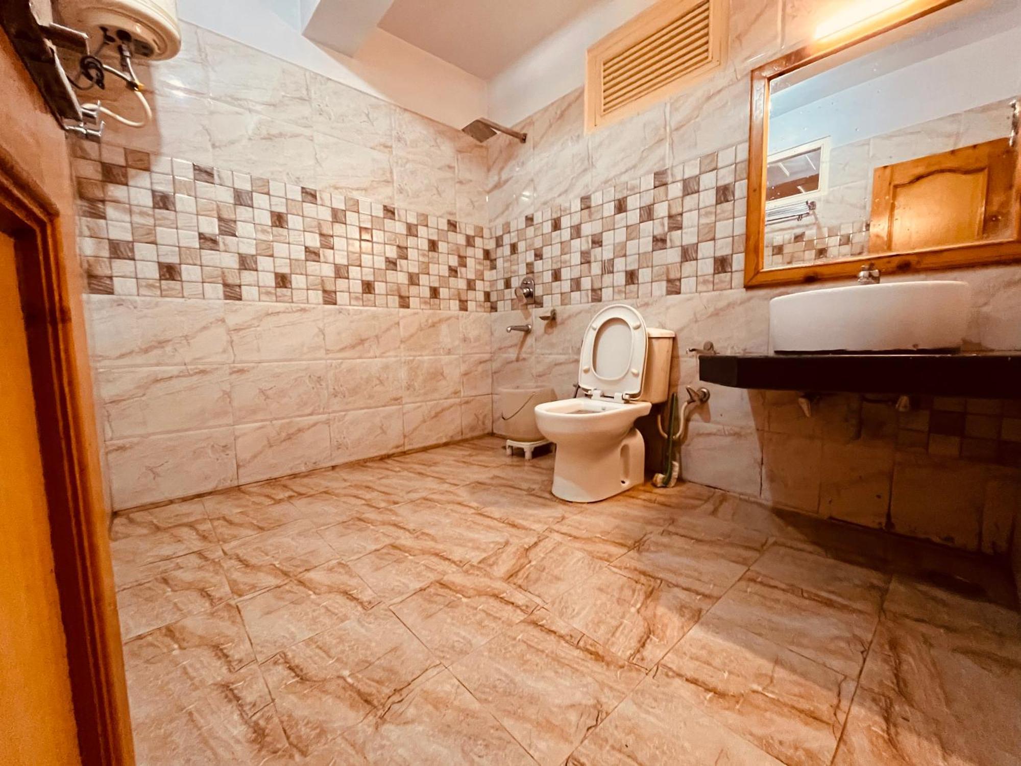 Hollywood - Scenic River & Mountain View With Premium Near Mall Road Hotel