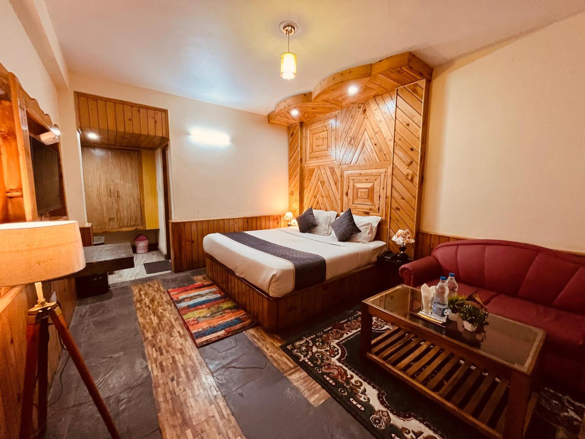 Hollywood - Scenic River & Mountain View With Premium Near Mall Road Hotel Manali (Himachal Pradesh)