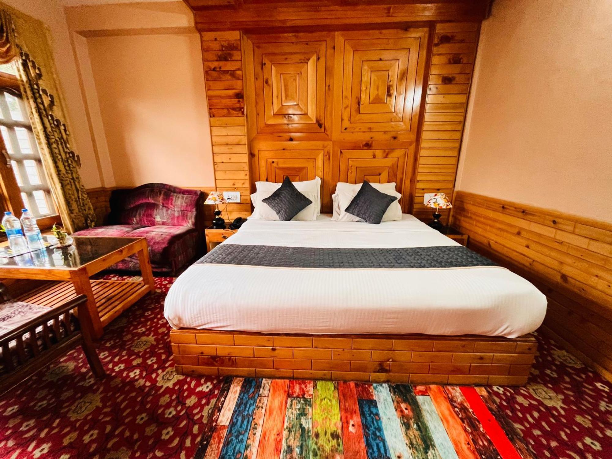 Hotel Hollywood - Scenic River & Mountain View With Premium Near Mall Road