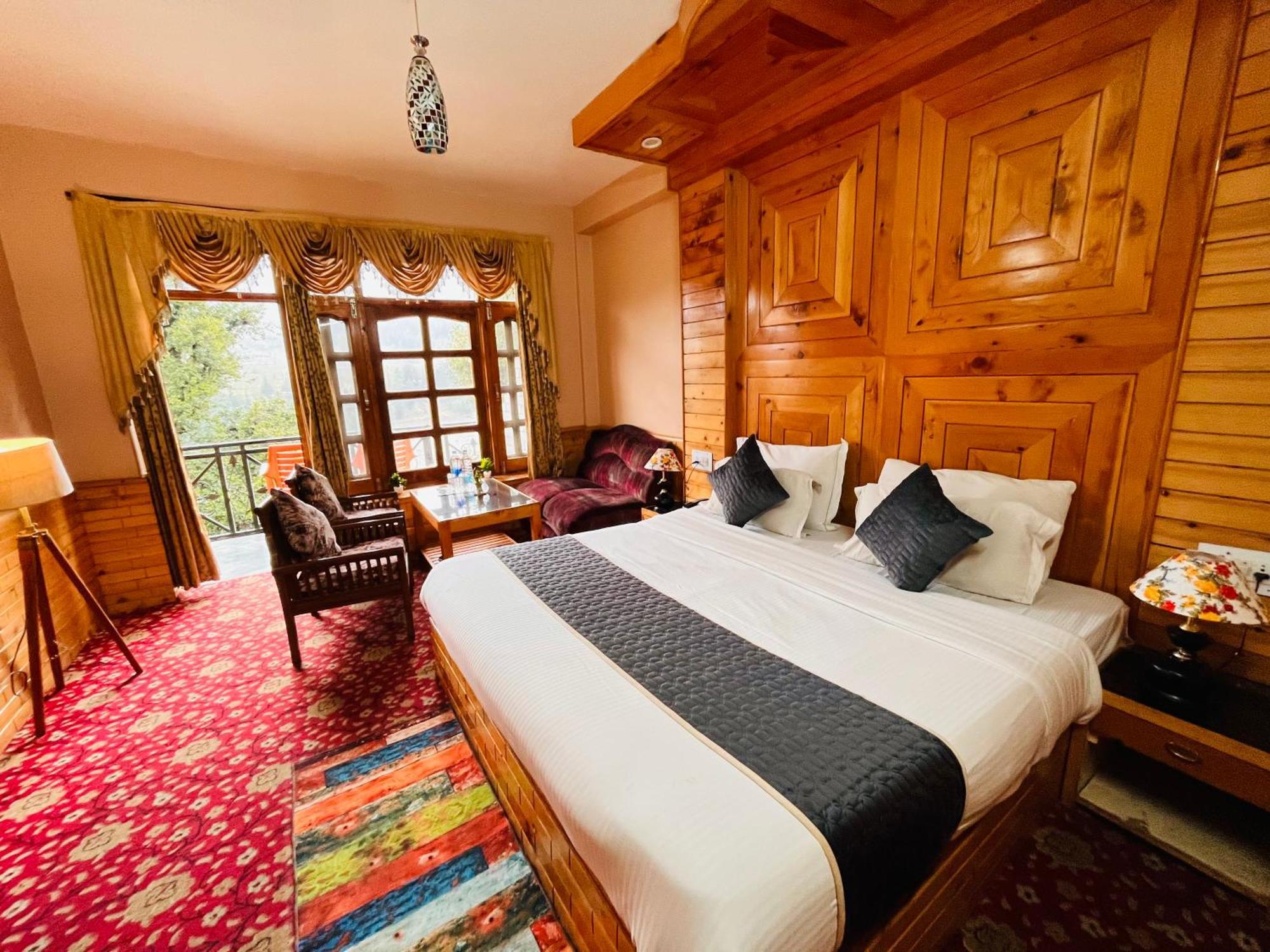Hotel Hollywood - Scenic River & Mountain View With Premium Near Mall Road 4*