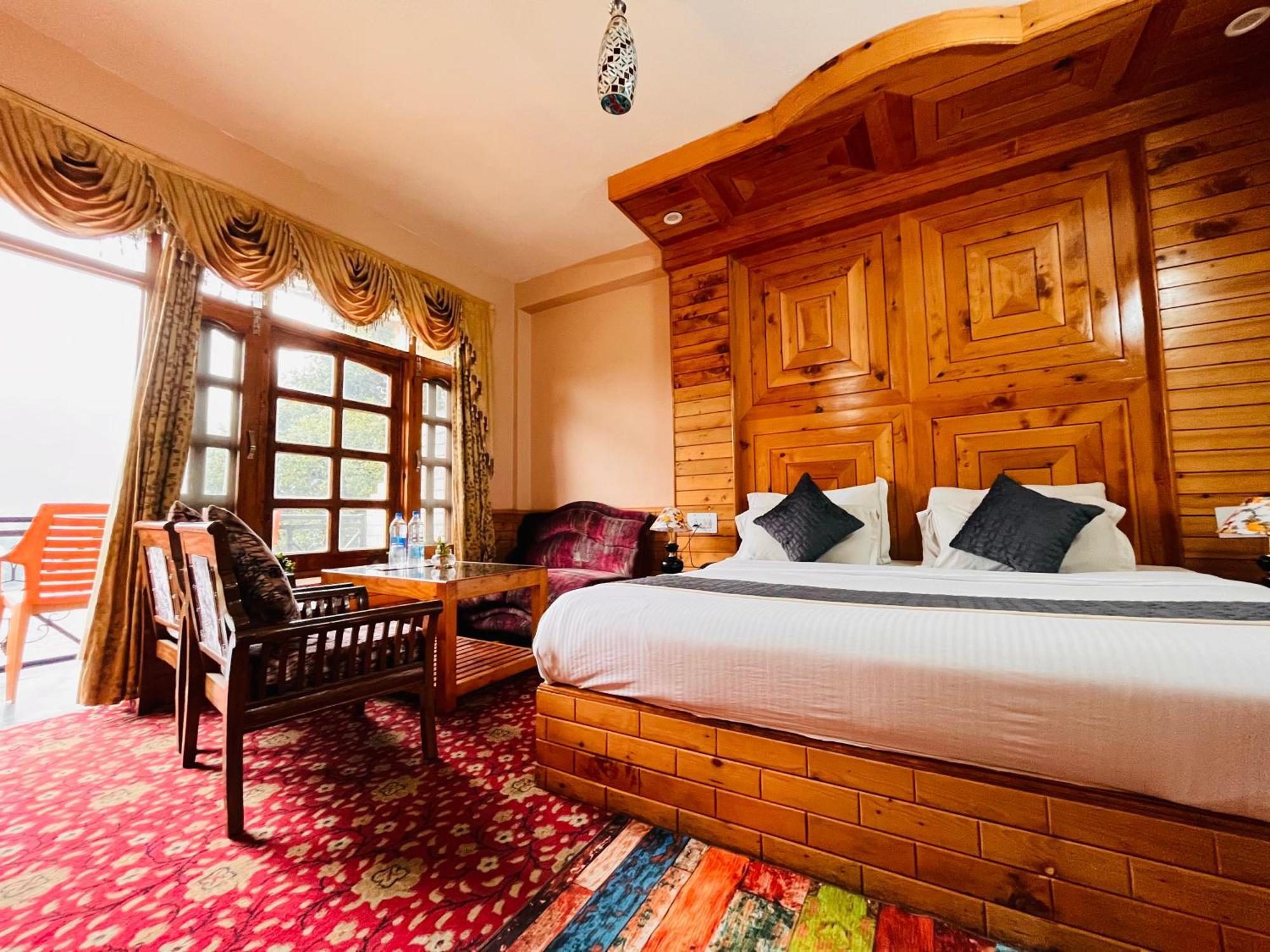 Hotel Hollywood - Scenic River & Mountain View With Premium Near Mall Road