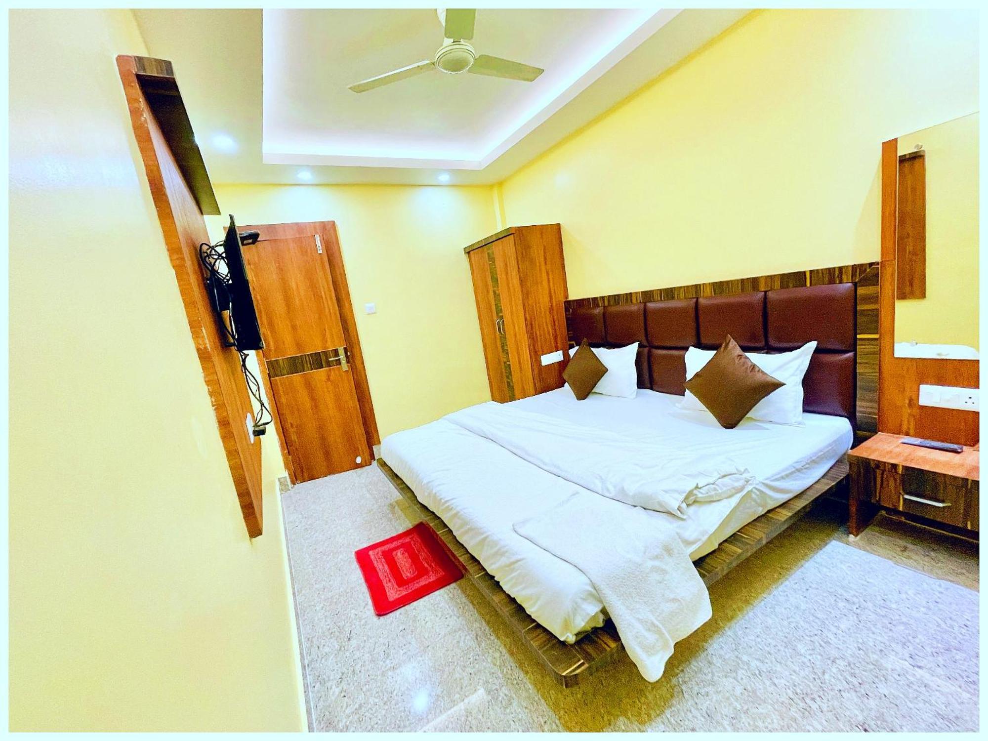 Hotel Mall Road S A M I R U P A L A C E Near Temple And Garden Manali (Himachal Pradesh)