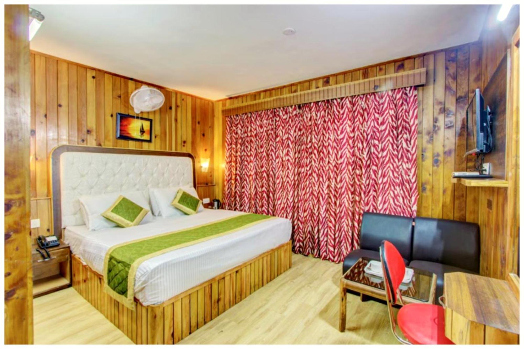Hotel Mall Road S A M I R U P A L A C E Near Temple And Garden Manali (Himachal Pradesh)