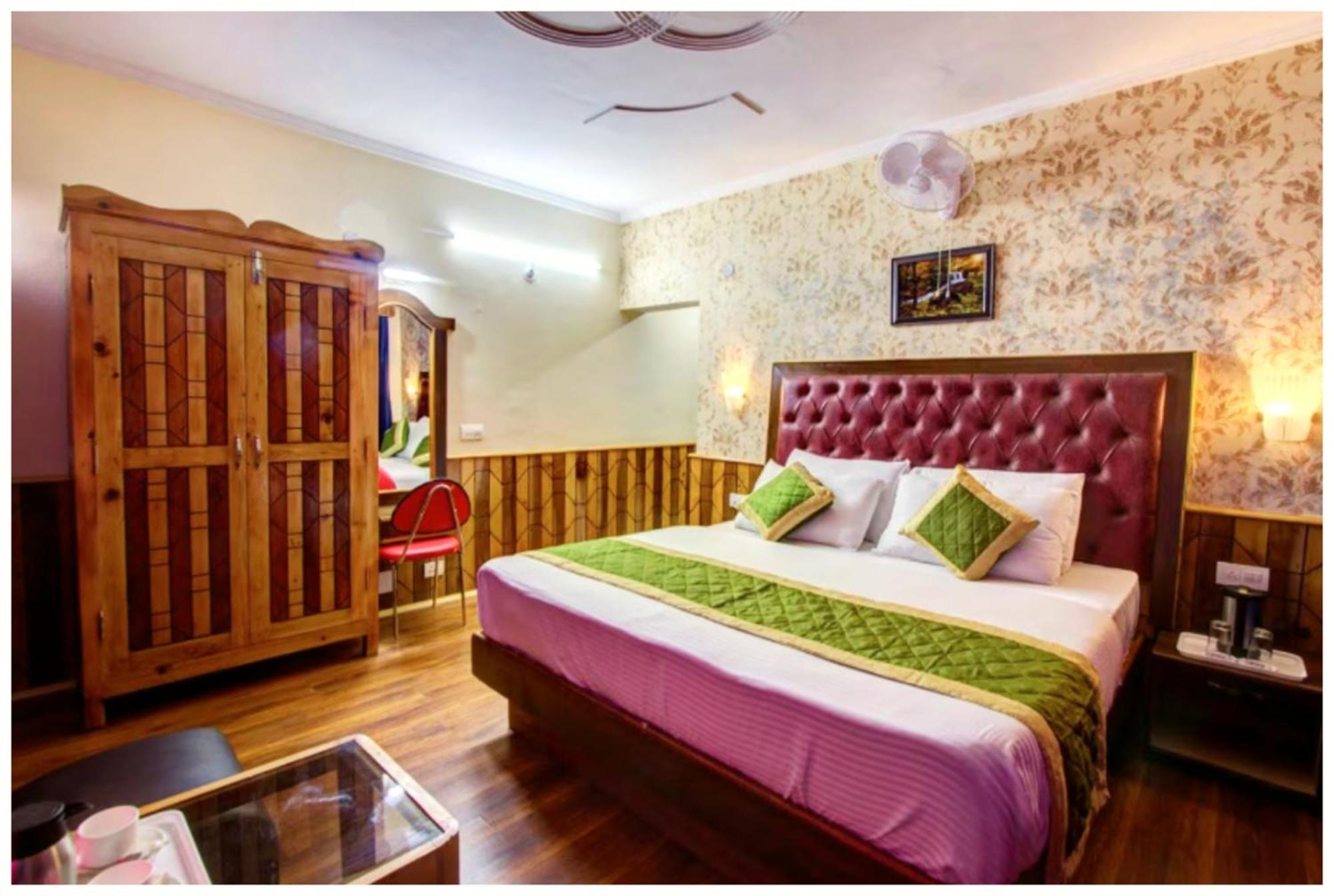 Mall Road S A M I R U P A L A C E Near Temple And Garden Hotel Manali (Himachal Pradesh)