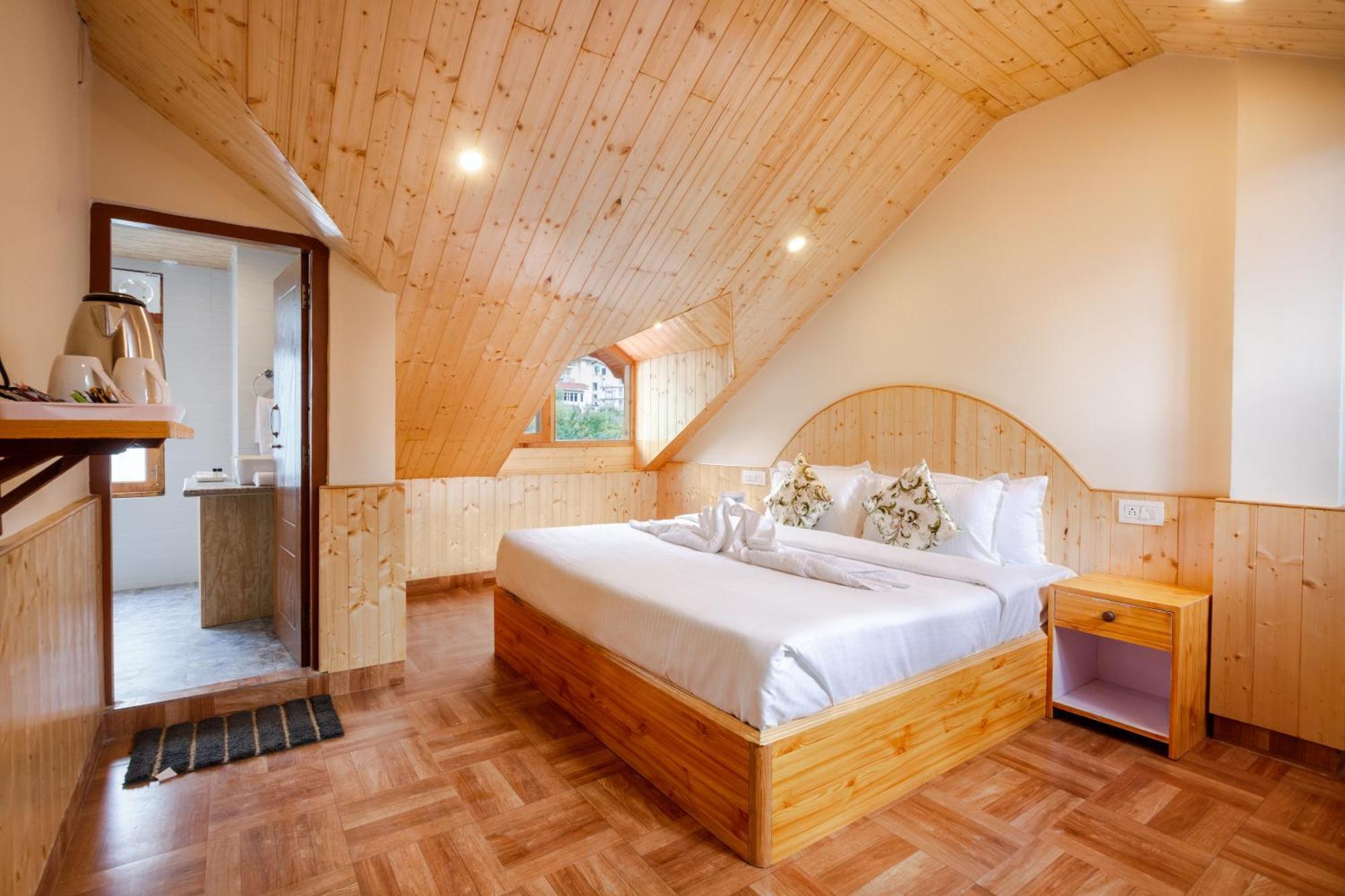 Crest Hotel 3*