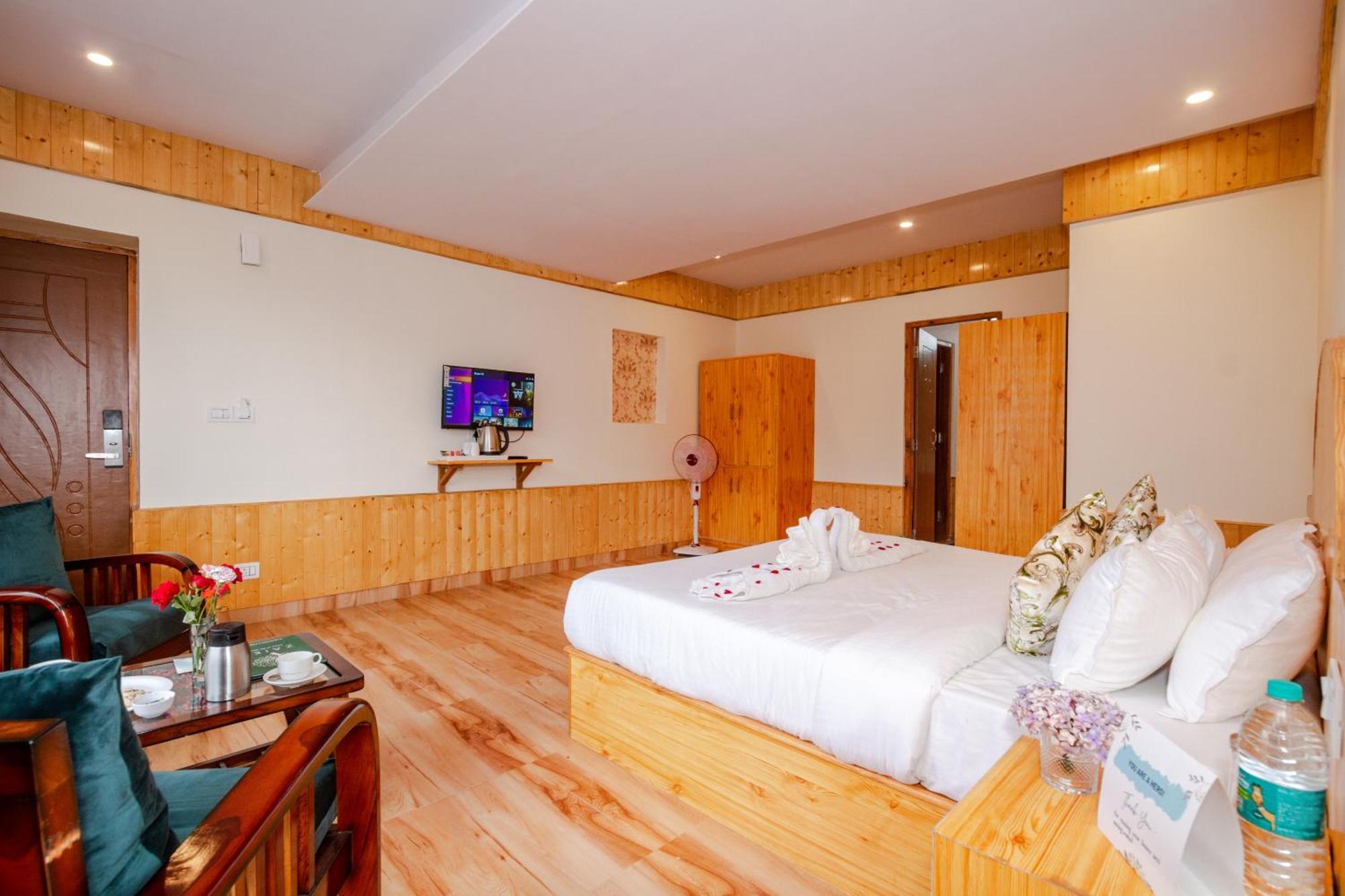 Hotel Crest 3*