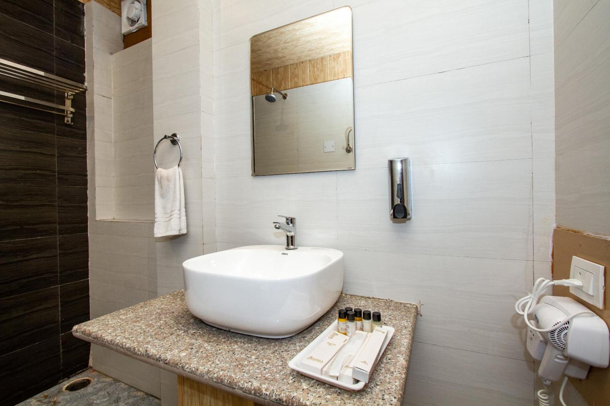 Hotel Crest 3*