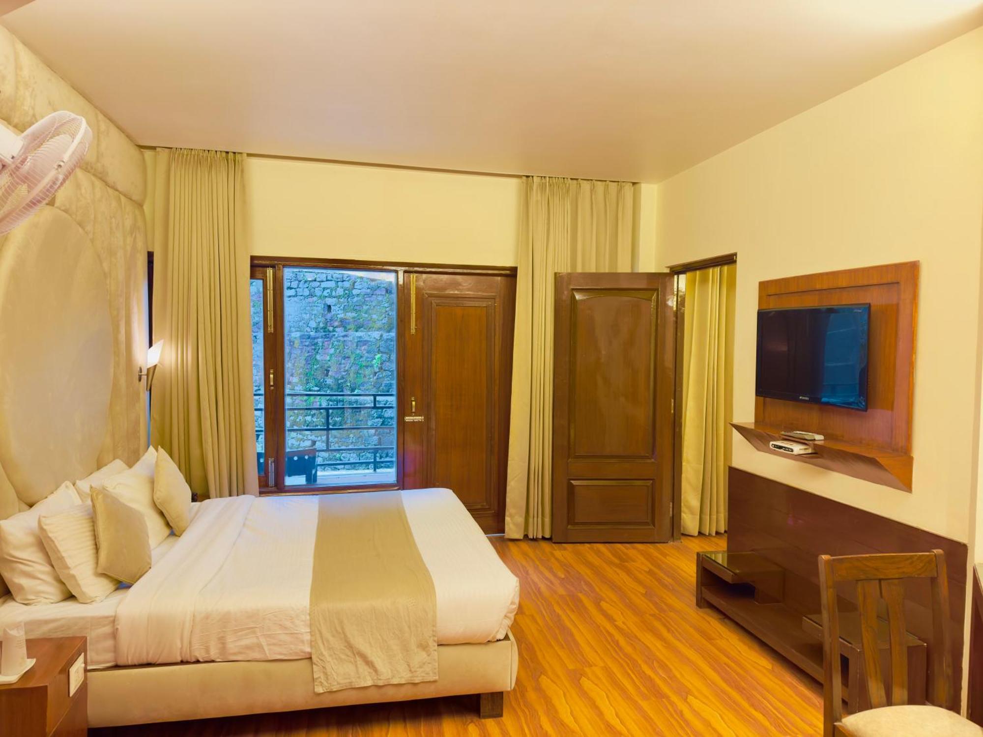 The Grand - A River And Mountain View Resort, #private Parking #gym Hotel