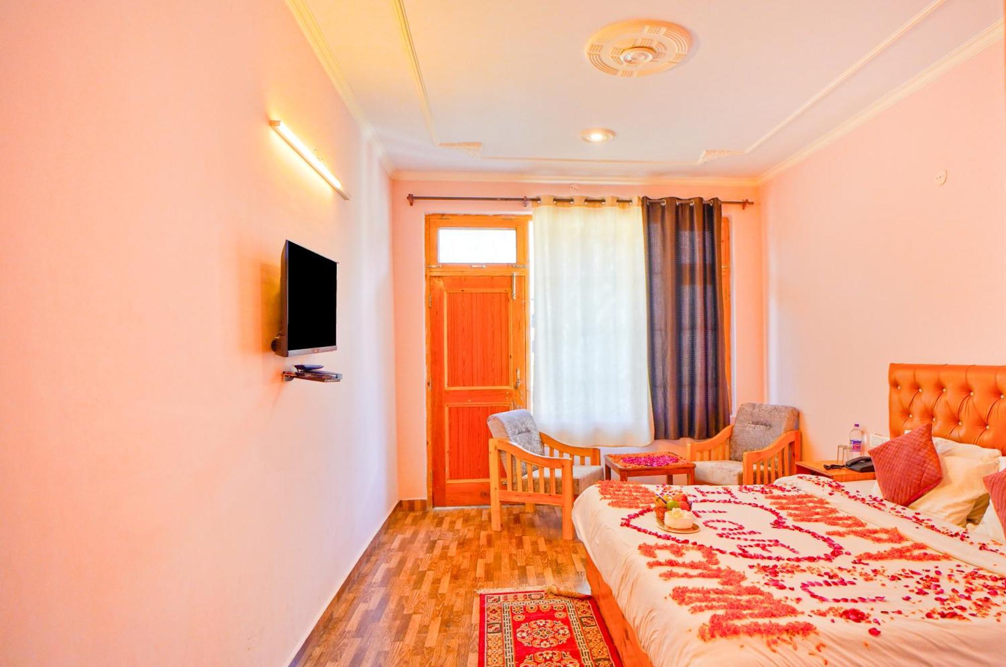 Hotel !!! The Nirvana Hills By Manu !!! A Luxury With Mountain View!!!couple Friendly!!! Balcony Rooms!!!open Terrace With 360 View!!! Manali (Himachal Pradesh)