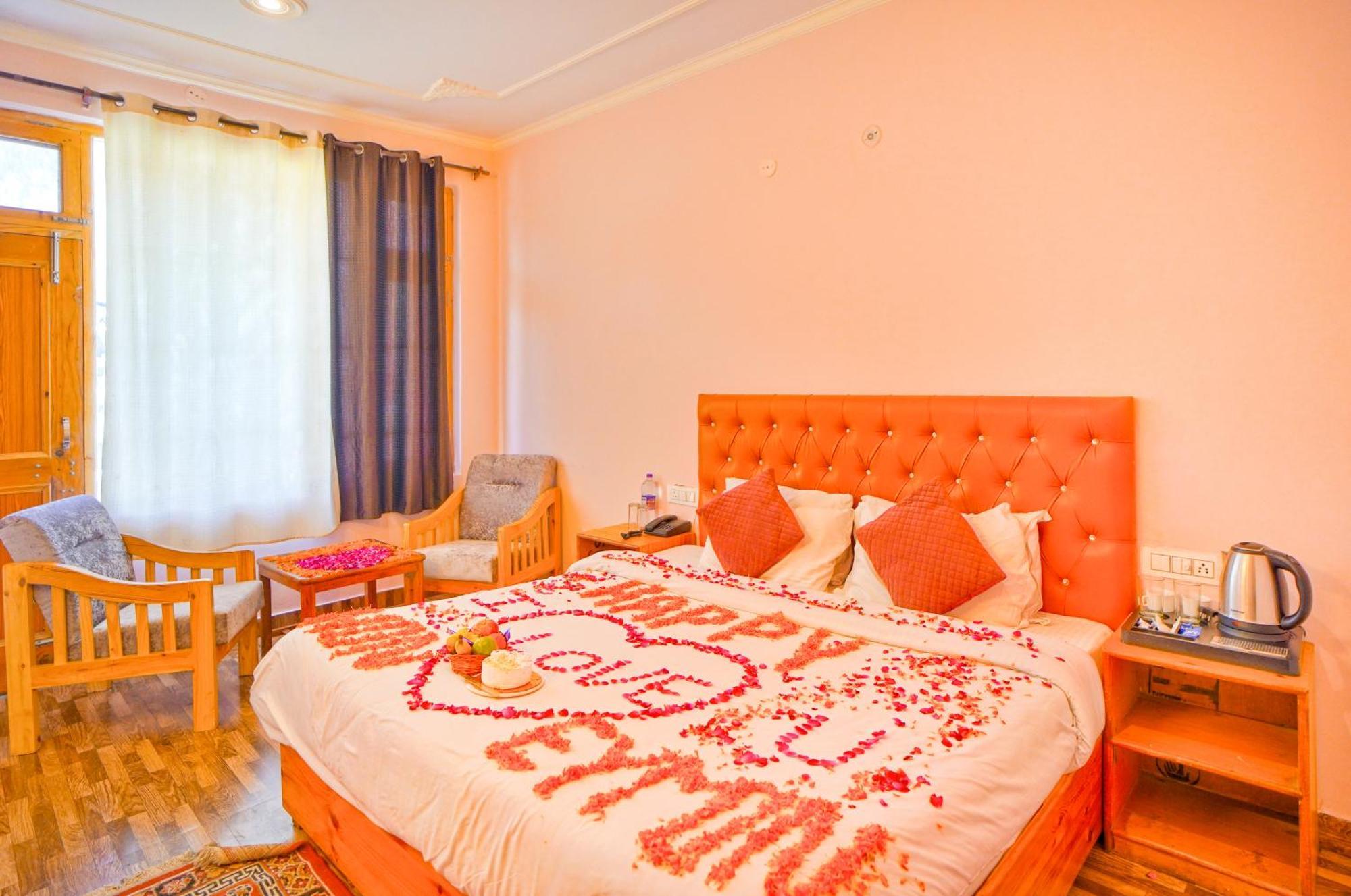 Hotel !!! The Nirvana Hills By Manu !!! A Luxury With Mountain View!!!couple Friendly!!! Balcony Rooms!!!open Terrace With 360 View!!! 4*