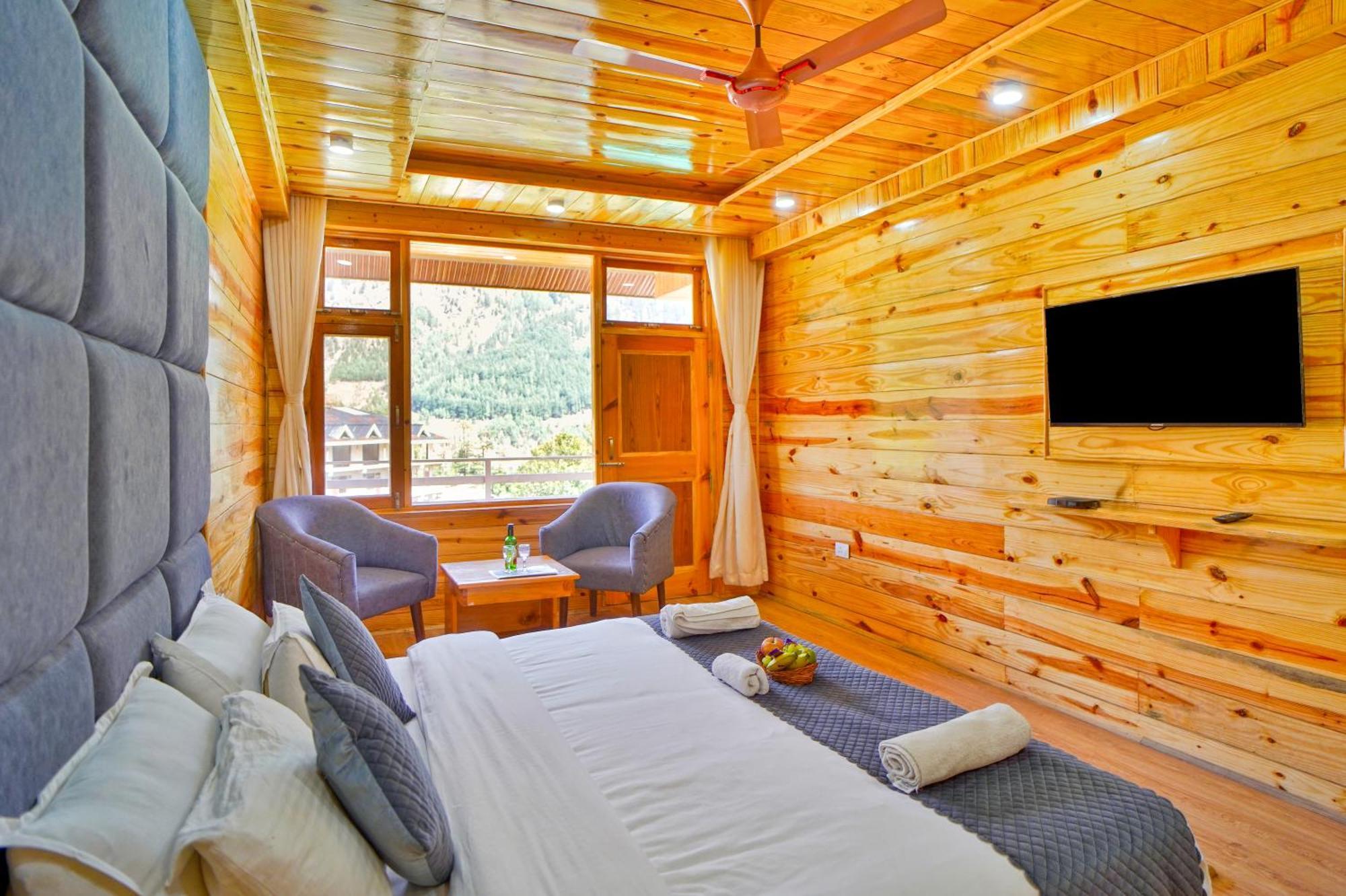 Hotel !!! The Nirvana Hills By Manu !!! A Luxury With Mountain View!!!couple Friendly!!! Balcony Rooms!!!open Terrace With 360 View!!!