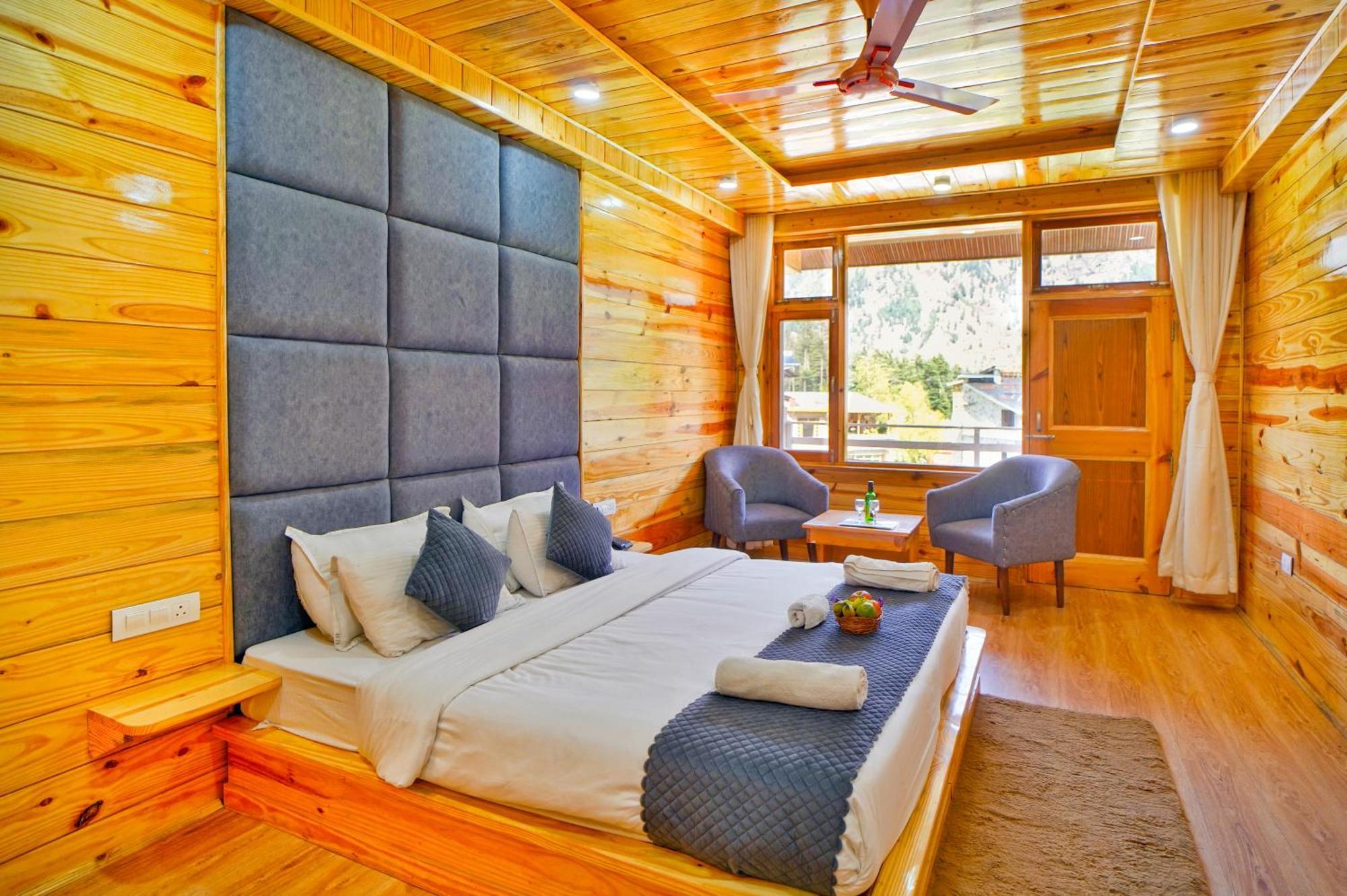 !!! The Nirvana Hills By Manu !!! A Luxury With Mountain View!!!couple Friendly!!! Balcony Rooms!!!open Terrace With 360 View!!! 4*