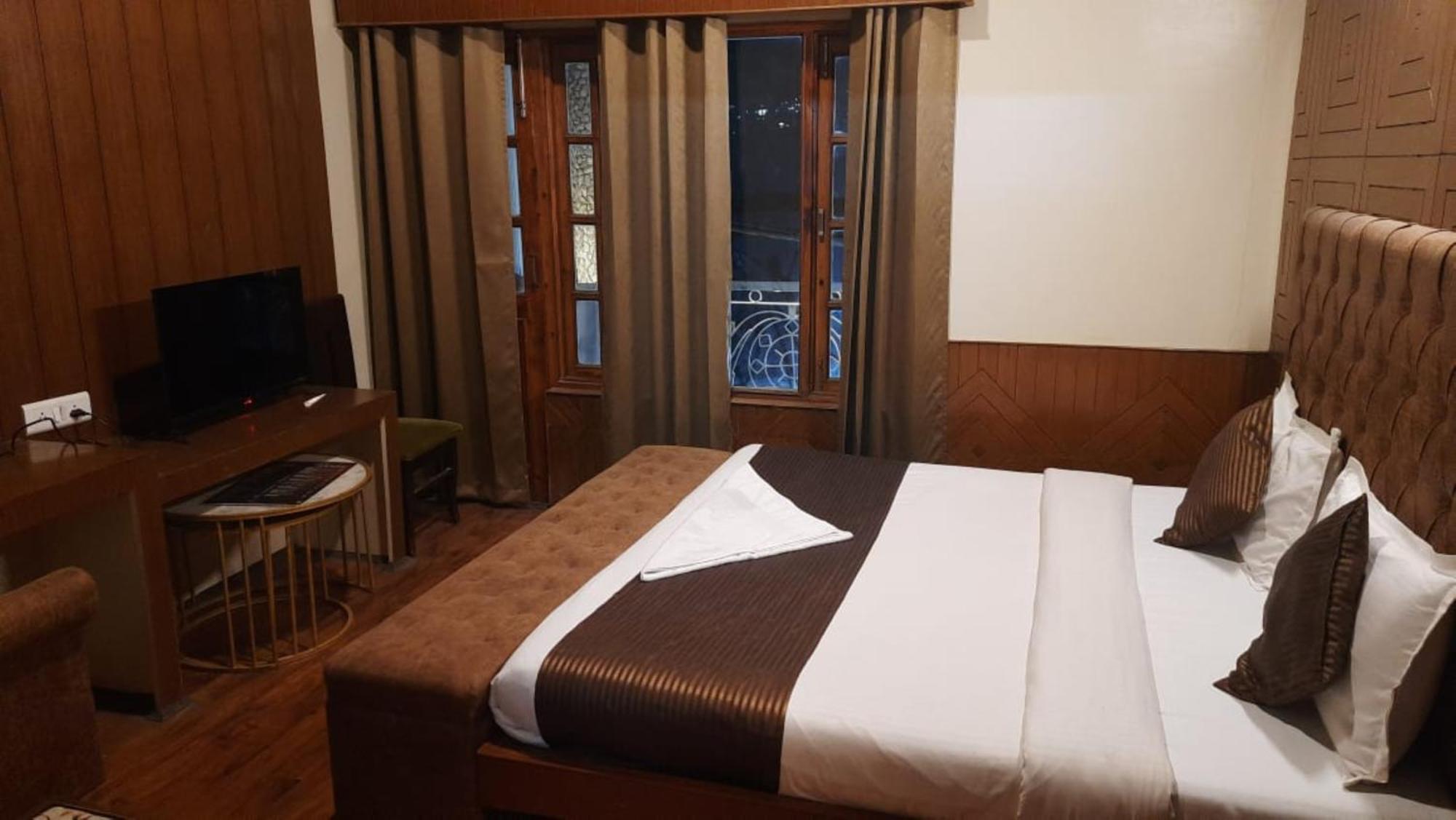 Hotel Villa Riverine Cafe & Riverview Near Mall Road Manali Hotel Manali (Himachal Pradesh)