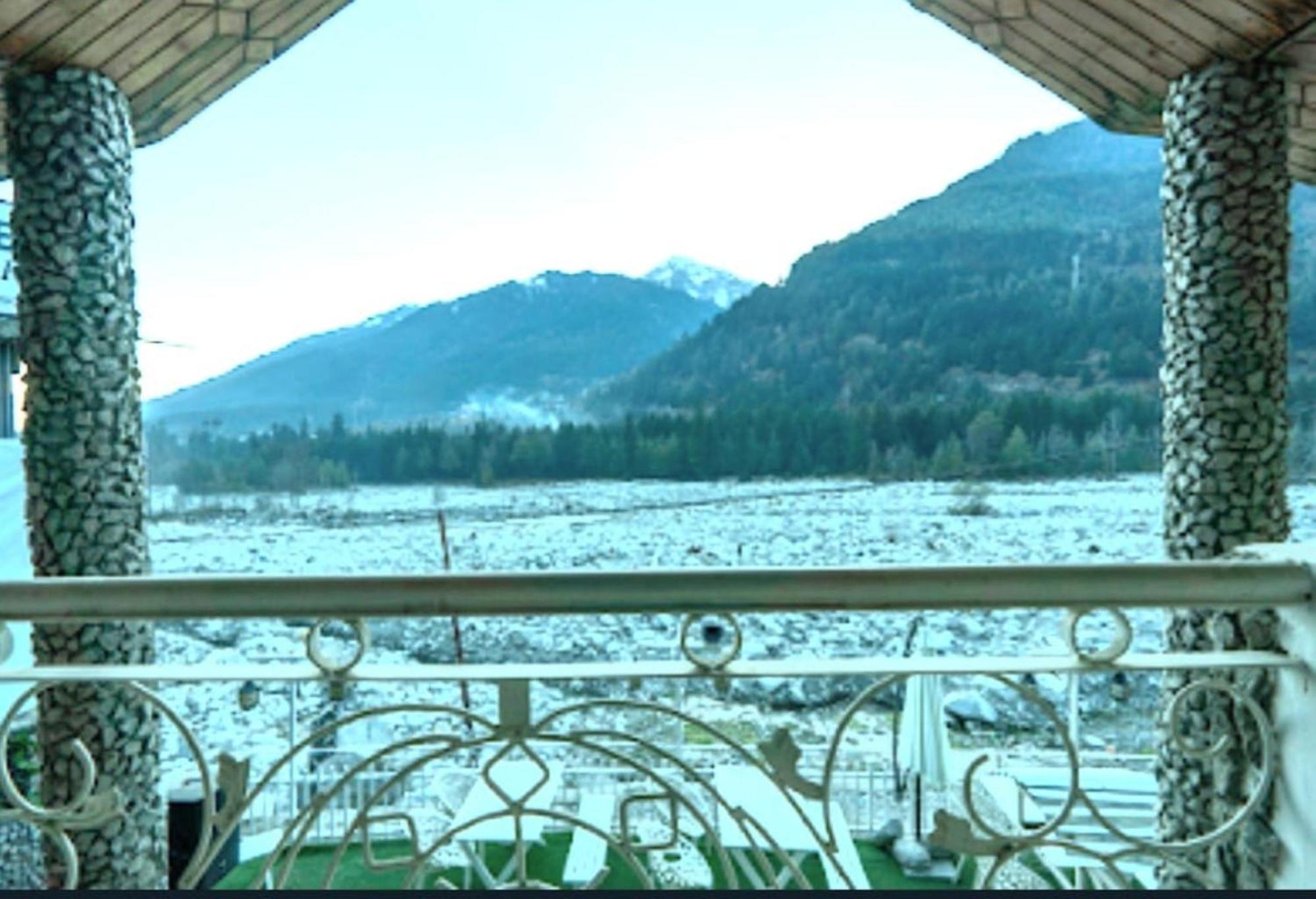 Hotel Villa Riverine Cafe & Riverview Near Mall Road Manali