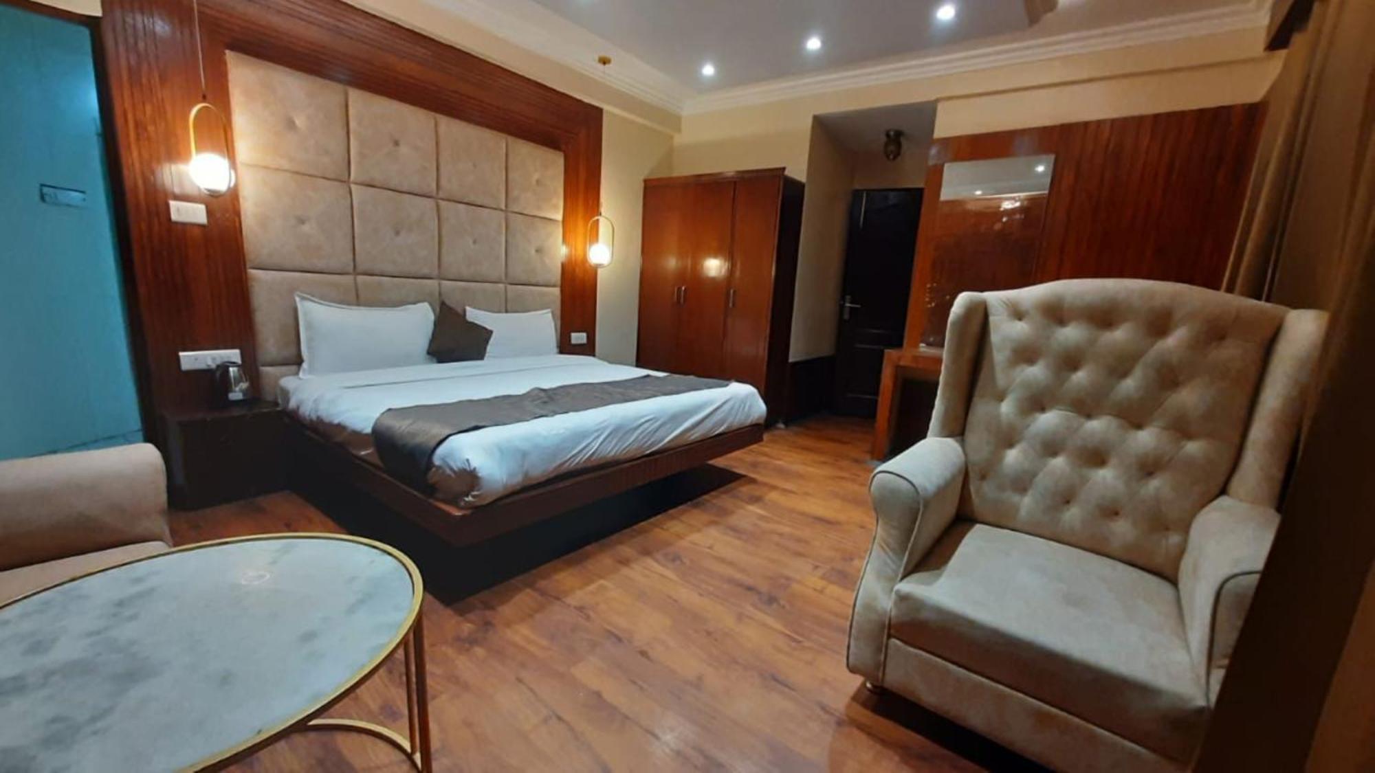 Hotel Villa Riverine Cafe & Riverview Near Mall Road Manali 4*