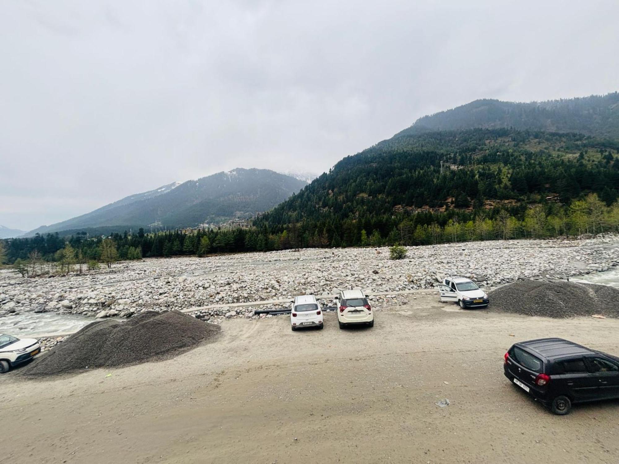 Hotel Villa Riverine Cafe & Riverview Near Mall Road Manali Hotel 4*