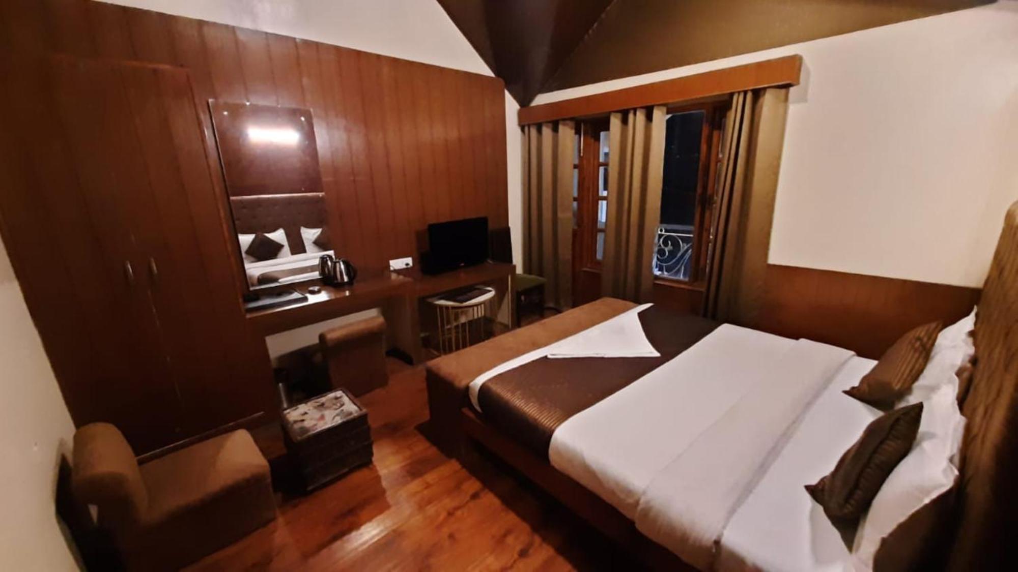 Hotel Villa Riverine Cafe & Riverview Near Mall Road Manali 4*