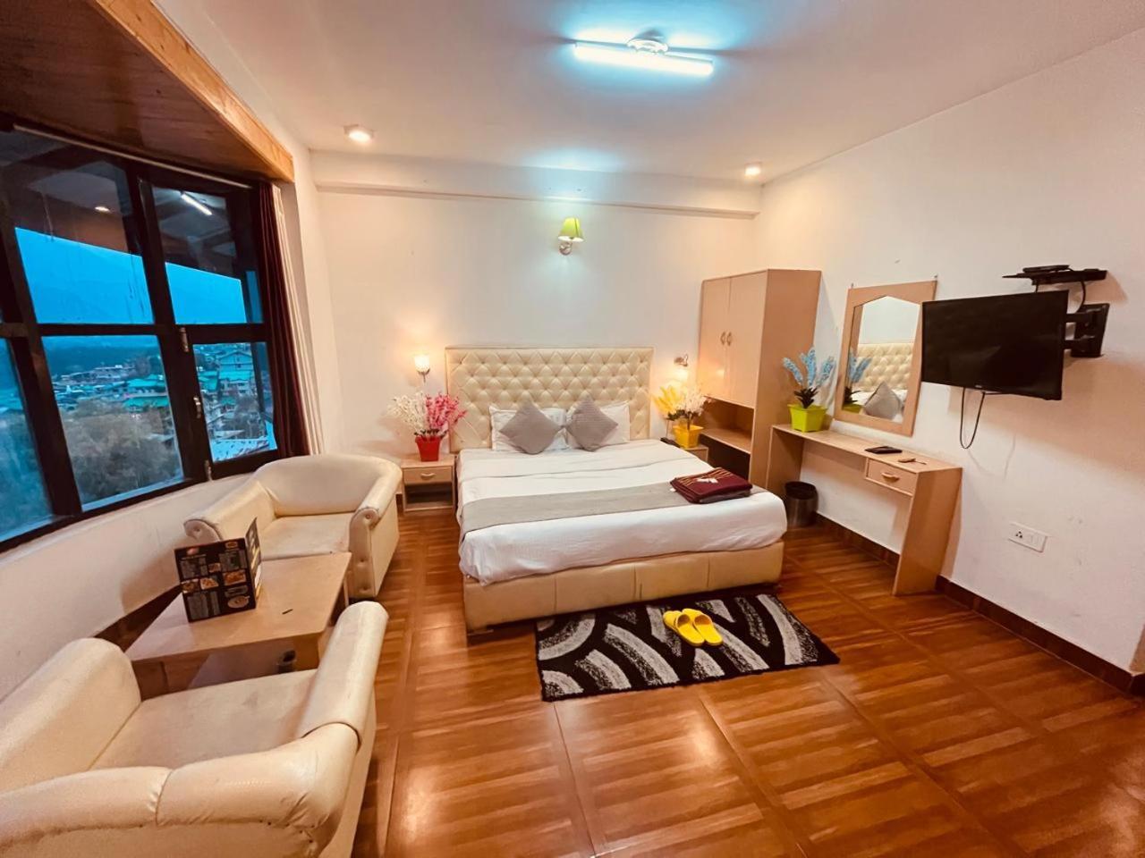 Hostel The Royal Hadimba Luxury , Near Mall Road *