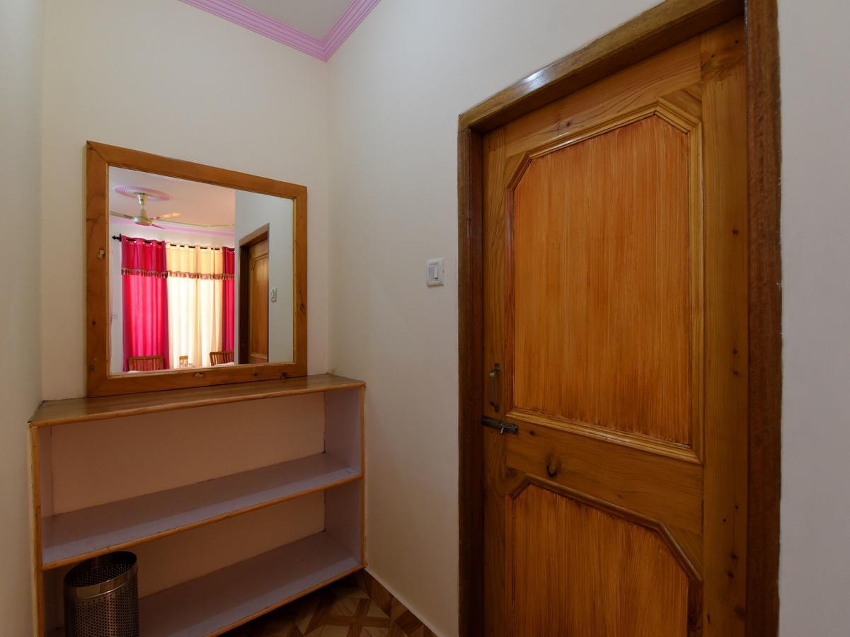 Hotel Oyo 7766 Thakur 2*