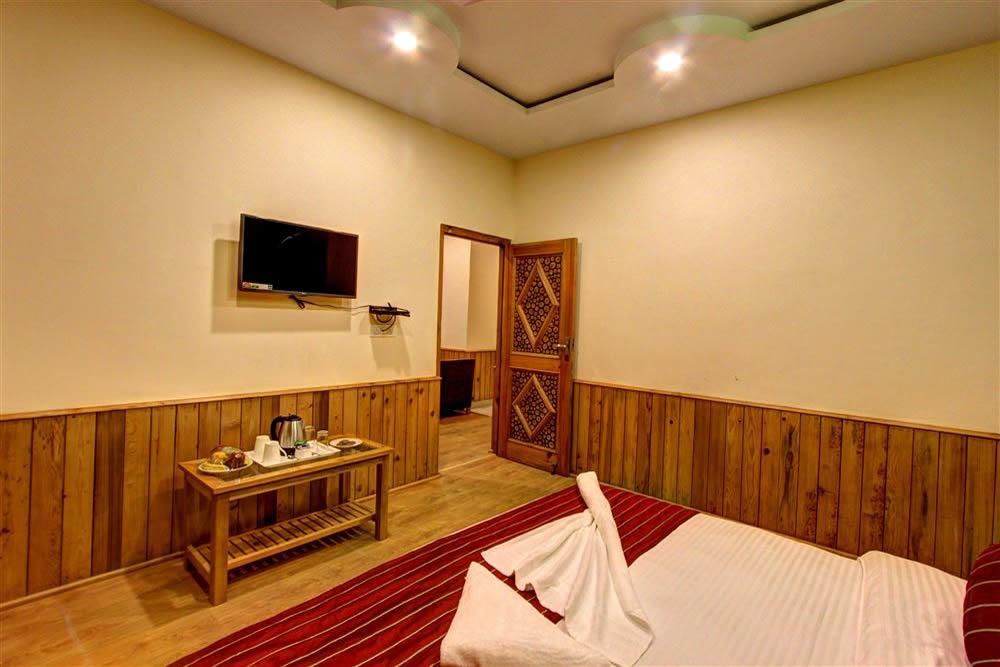 Hotel Aamod At Apple Town 3*