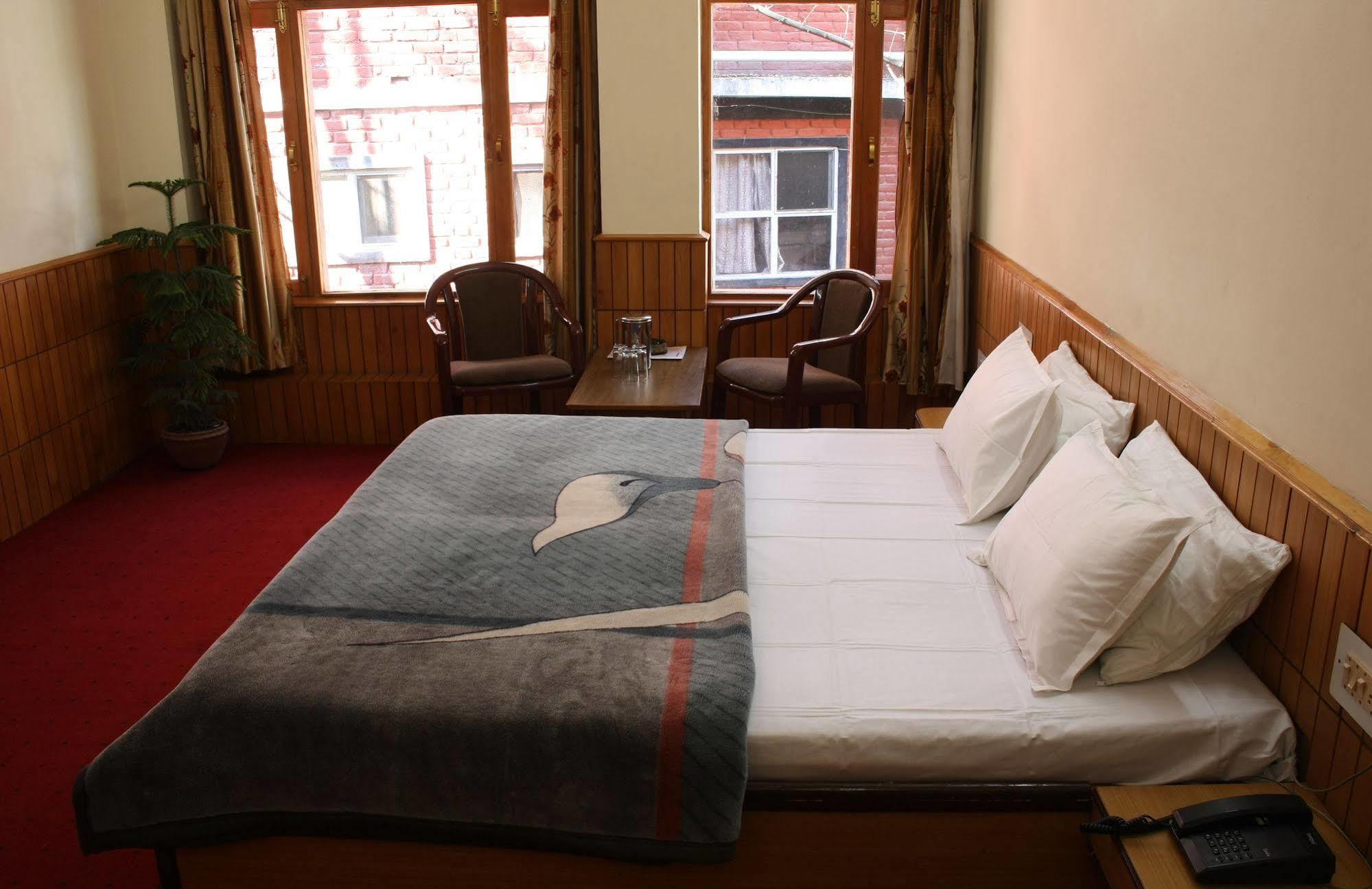 Hotel New Adarsh 2*