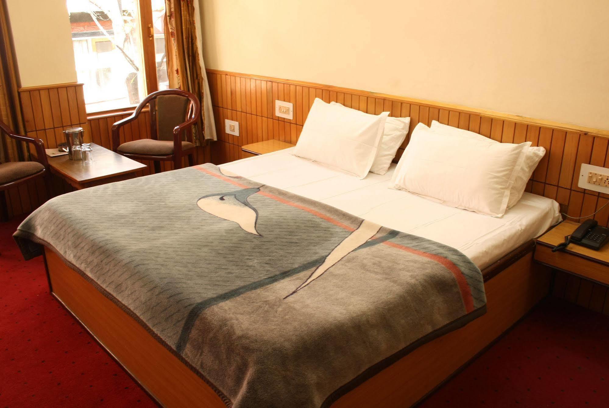 Hotel New Adarsh 2*