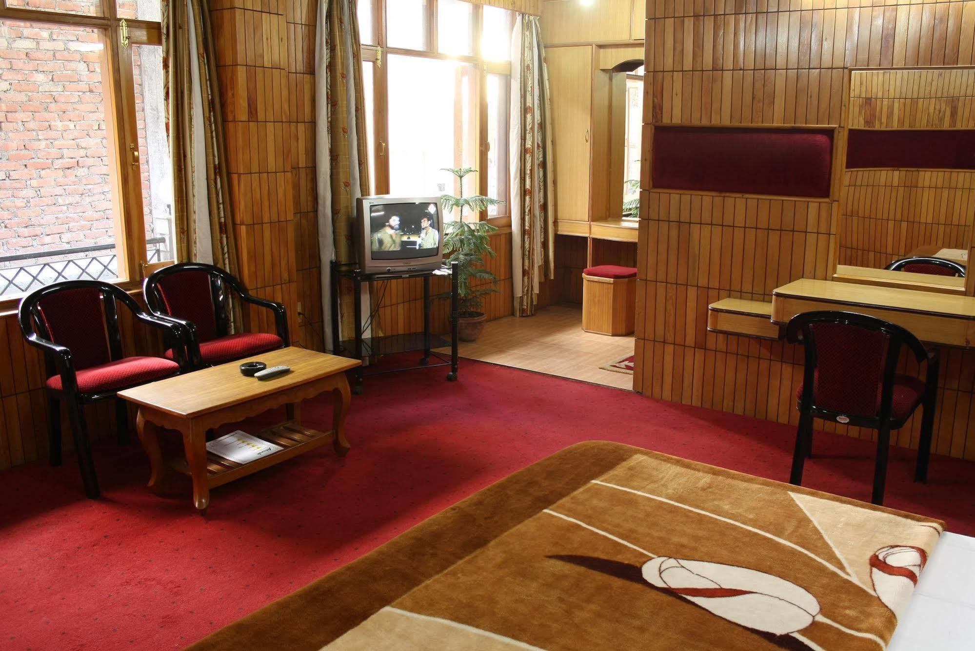 Hotel New Adarsh Manali (Himachal Pradesh)