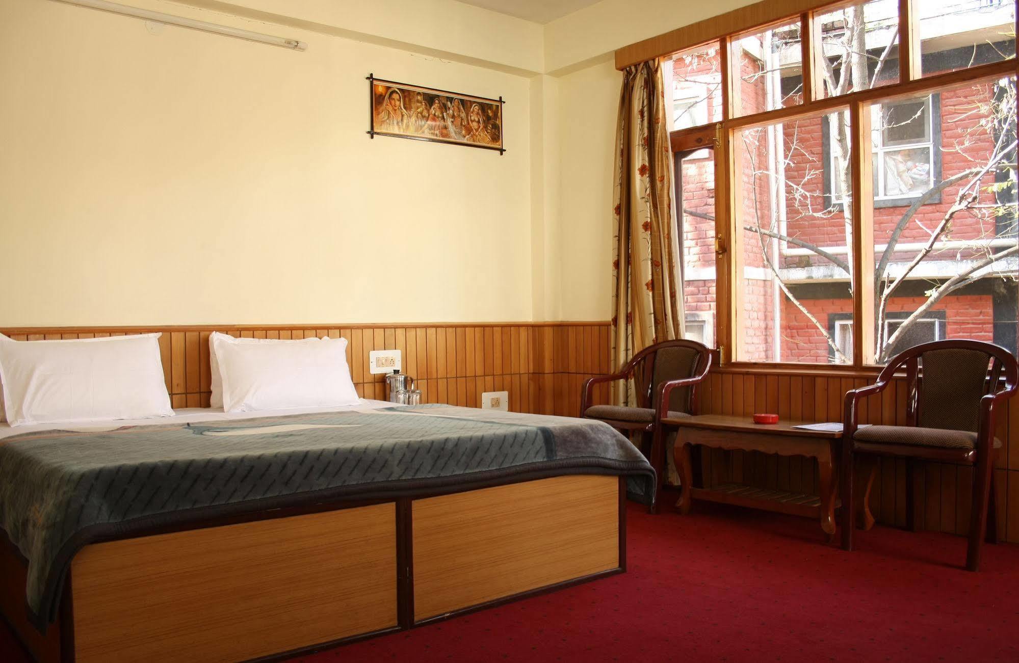 Hotel New Adarsh 2*