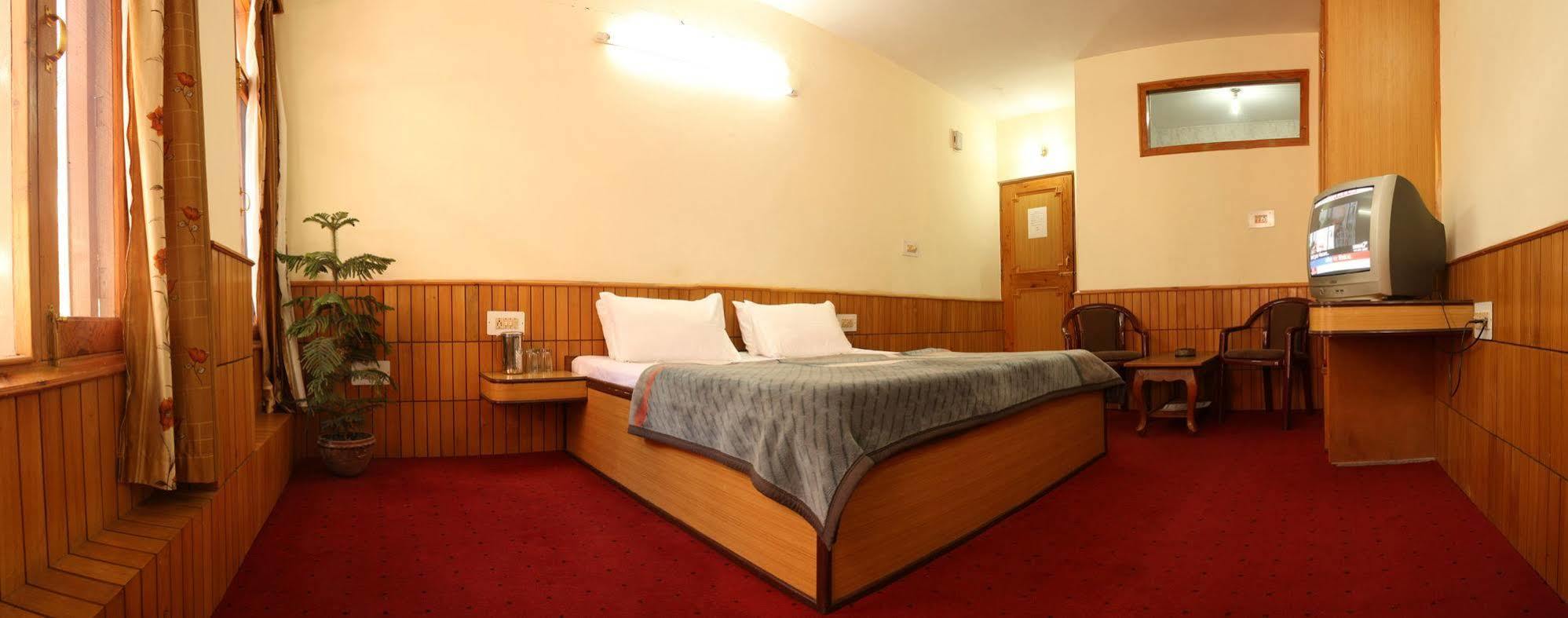 New Adarsh Hotel 2*