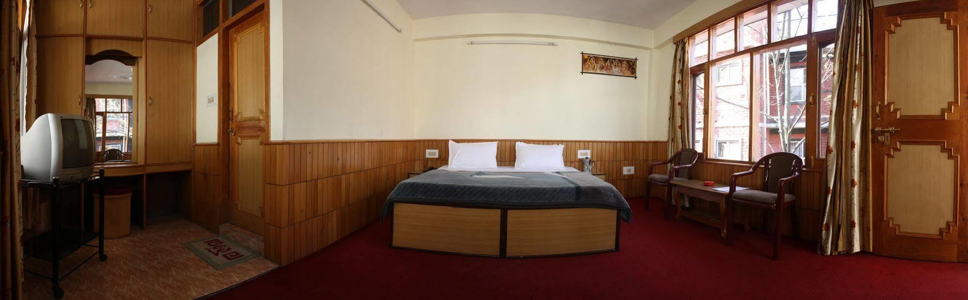 Hotel New Adarsh 2*