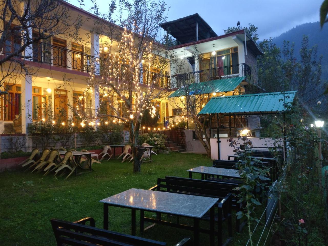 Madpackers Hostel *