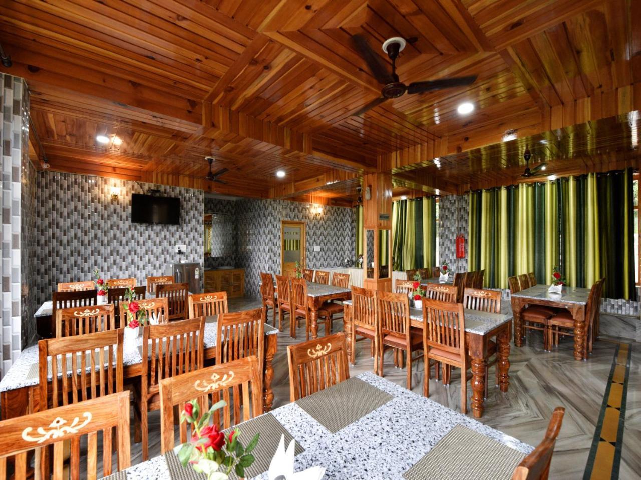 Oyo 14141 Apple Valley View Hotel
