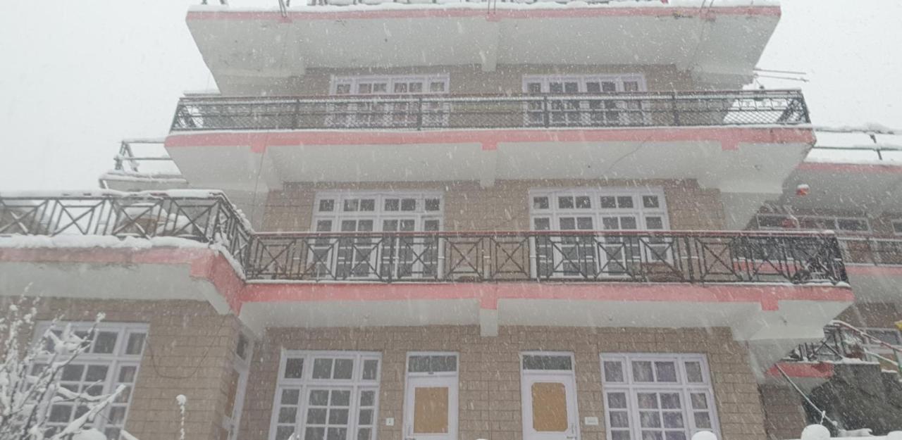 Lilly & Cafe Hostel Manali (Himachal Pradesh)