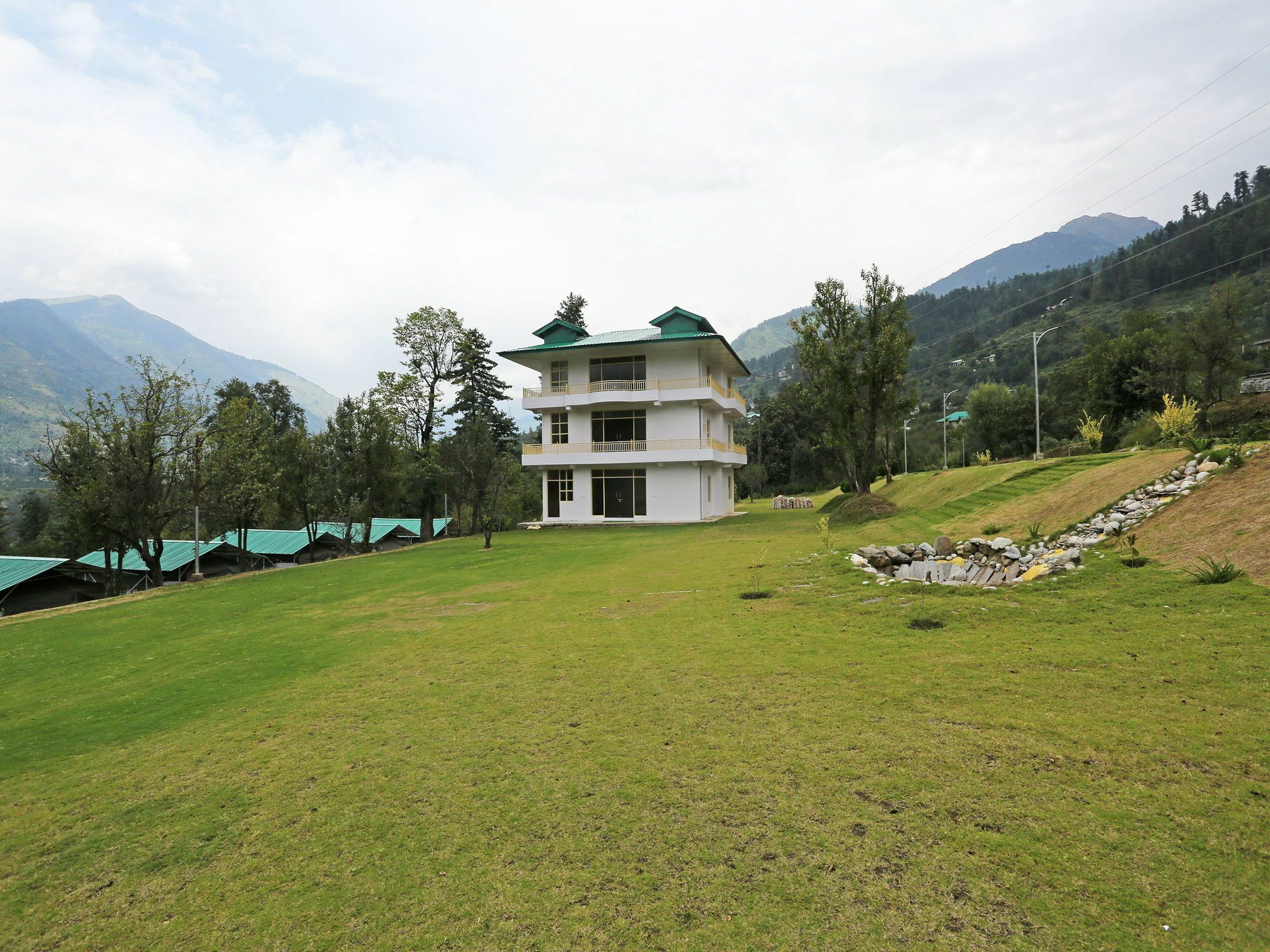 Oyo 9484 Yugrishi Hotel Manali (Himachal Pradesh)