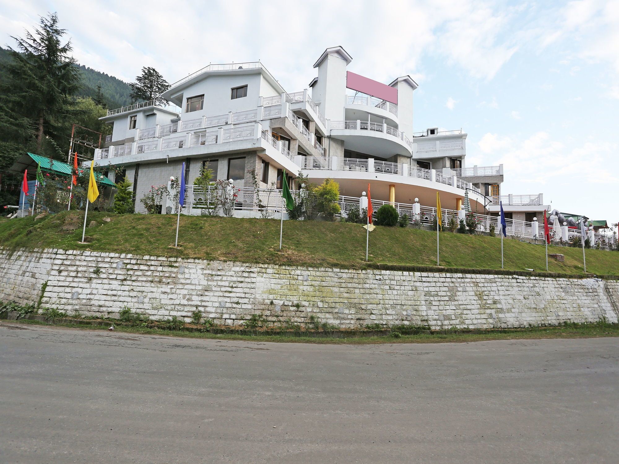 Hotel Oyo 9636 Yugrishi Anandam 3*