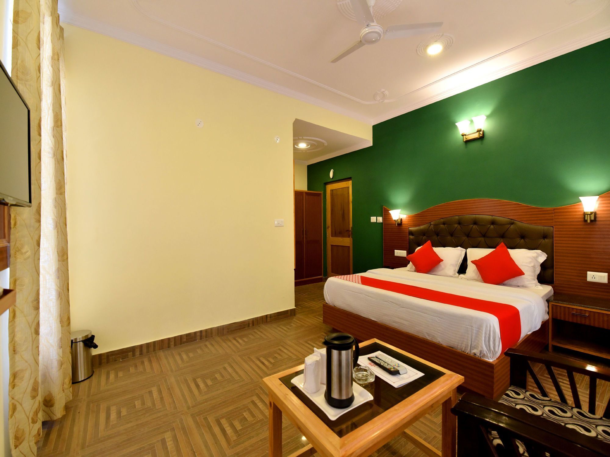 Hotel Oyo 13356 Himachal Heights 2*